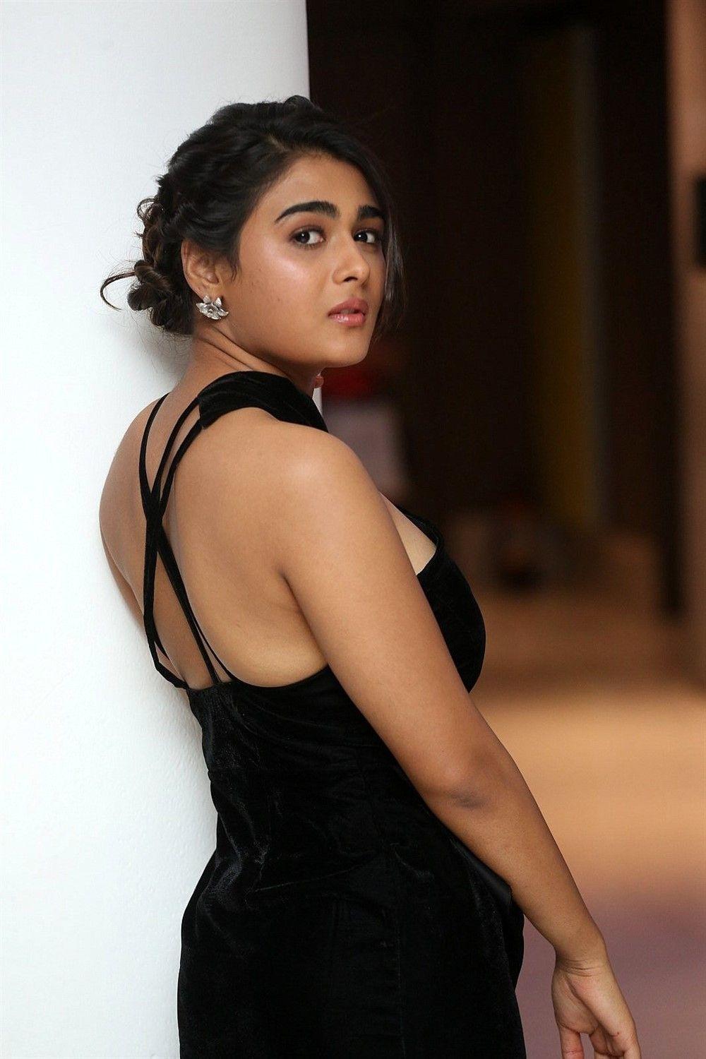 Shalini Pandey Wallpapers Top Free Shalini Pandey Backgrounds Wallpaperaccess