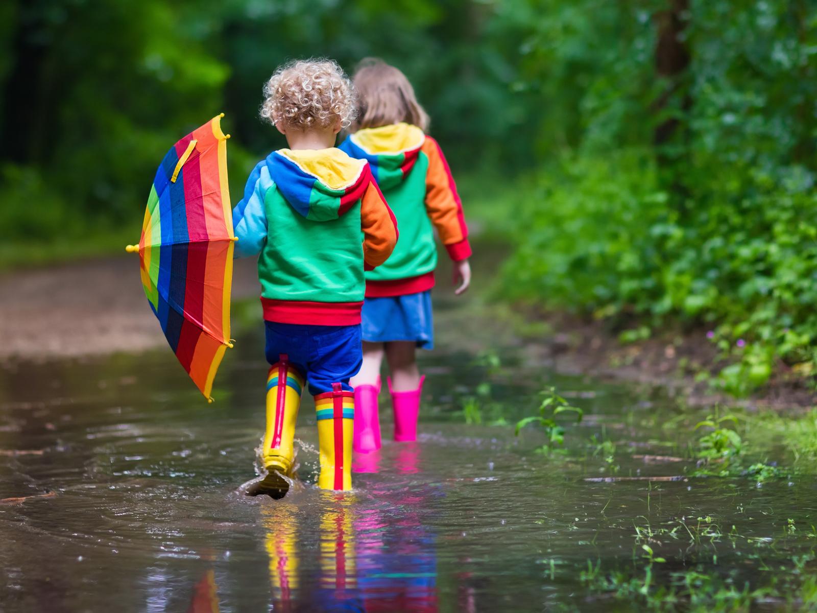 1600x1200 Colorful Autumn clothes for happy children -Play in the rain