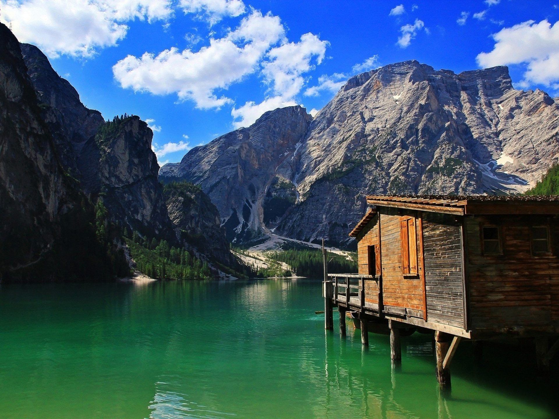 Горы домики озеро. Домик в горах у озера. Дом у озера в Италии. Каменный дом в горах. Горного озера Вакатипу. Красивые дома на горе.