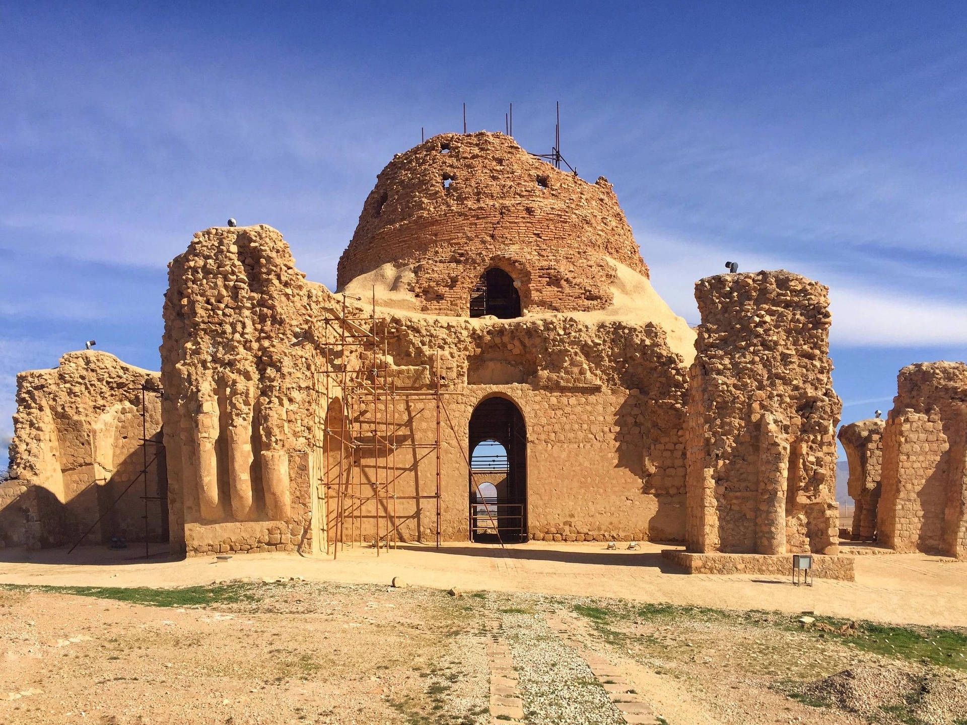 1920x1440 Download Magnificent Ancient Persia: Majestic Persian Structures in Iran Wallpaper