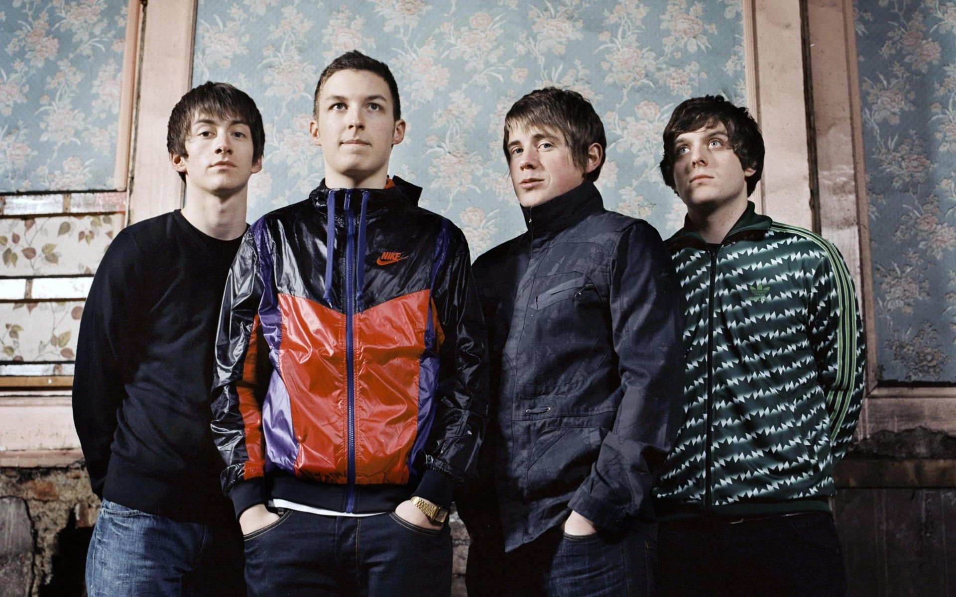 1920x1200 Young people with thoughtful faces