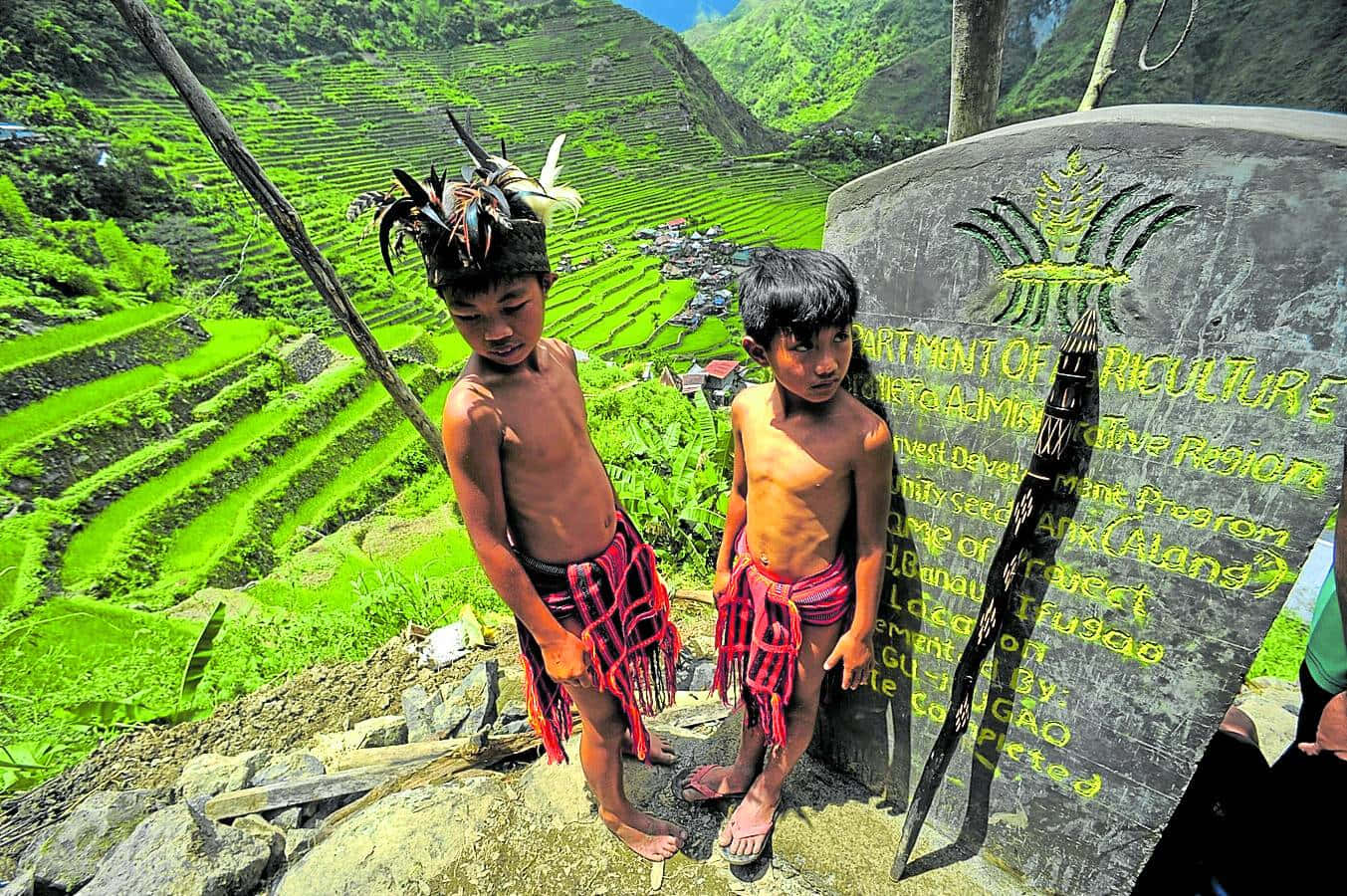 1353x900 Download Young Igorots In Banaue Rice Terraces Wallpaper