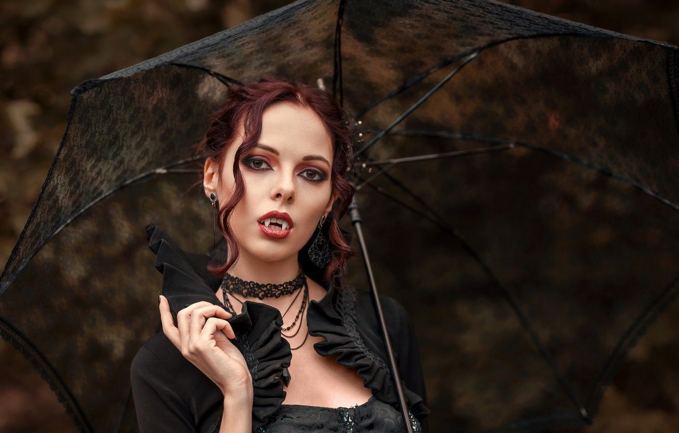 1332x850 Female Vampire Wallpaper
