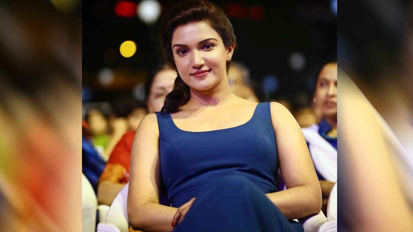 1366x768 Honey Rose Latest Photo Gallery