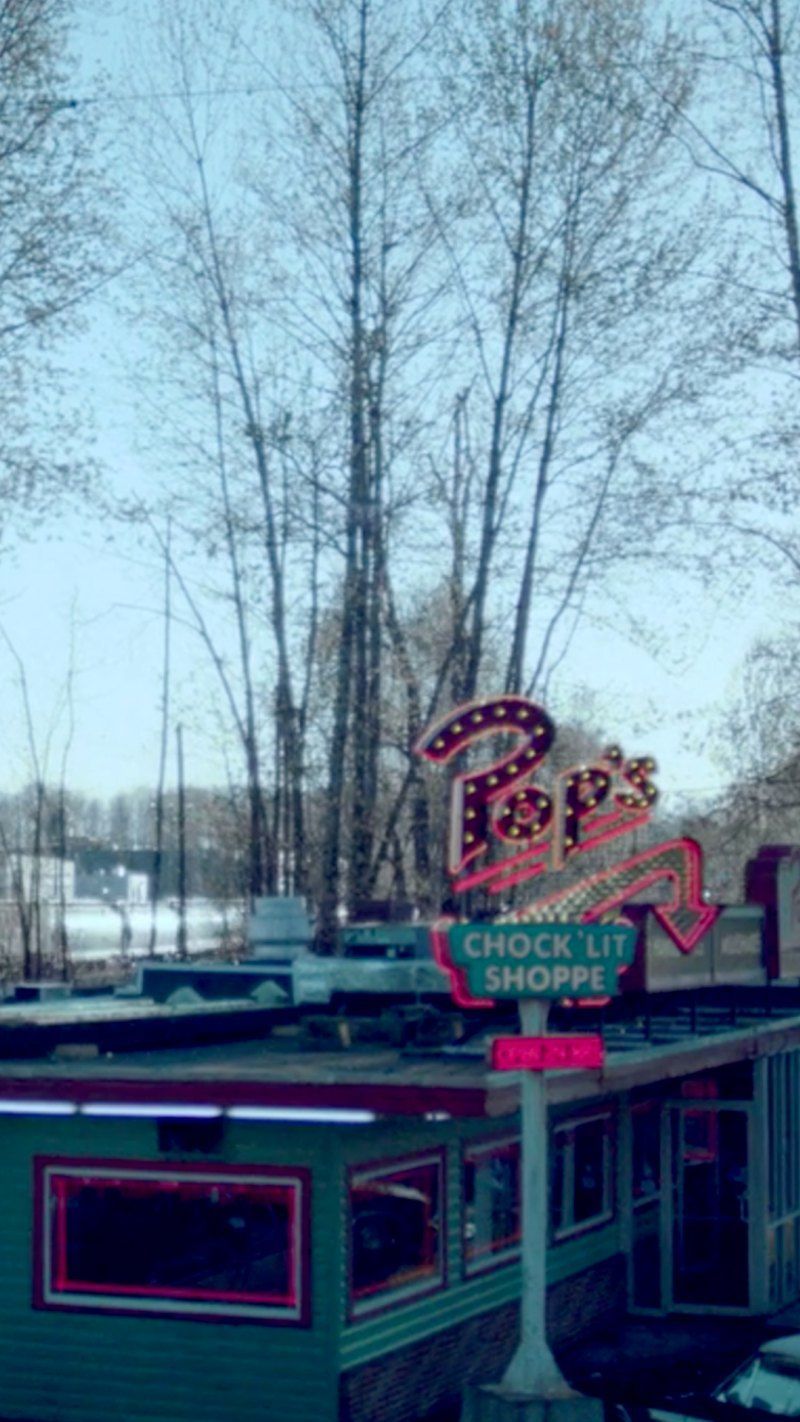 800x1422 Riverdale Wallpaper: Cute Character Graphics for Your Phone