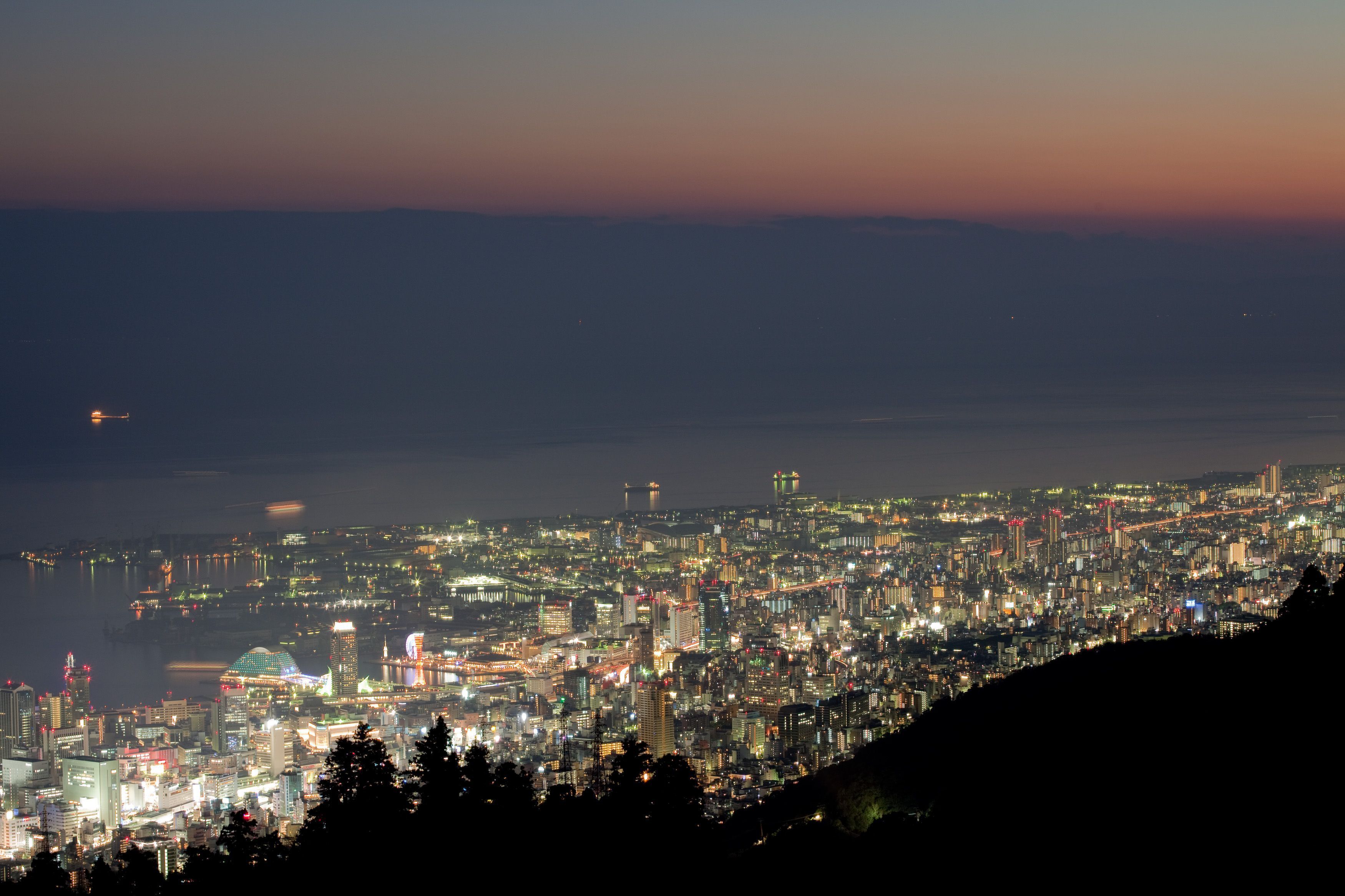 3500x2333 Kobe downtown at night