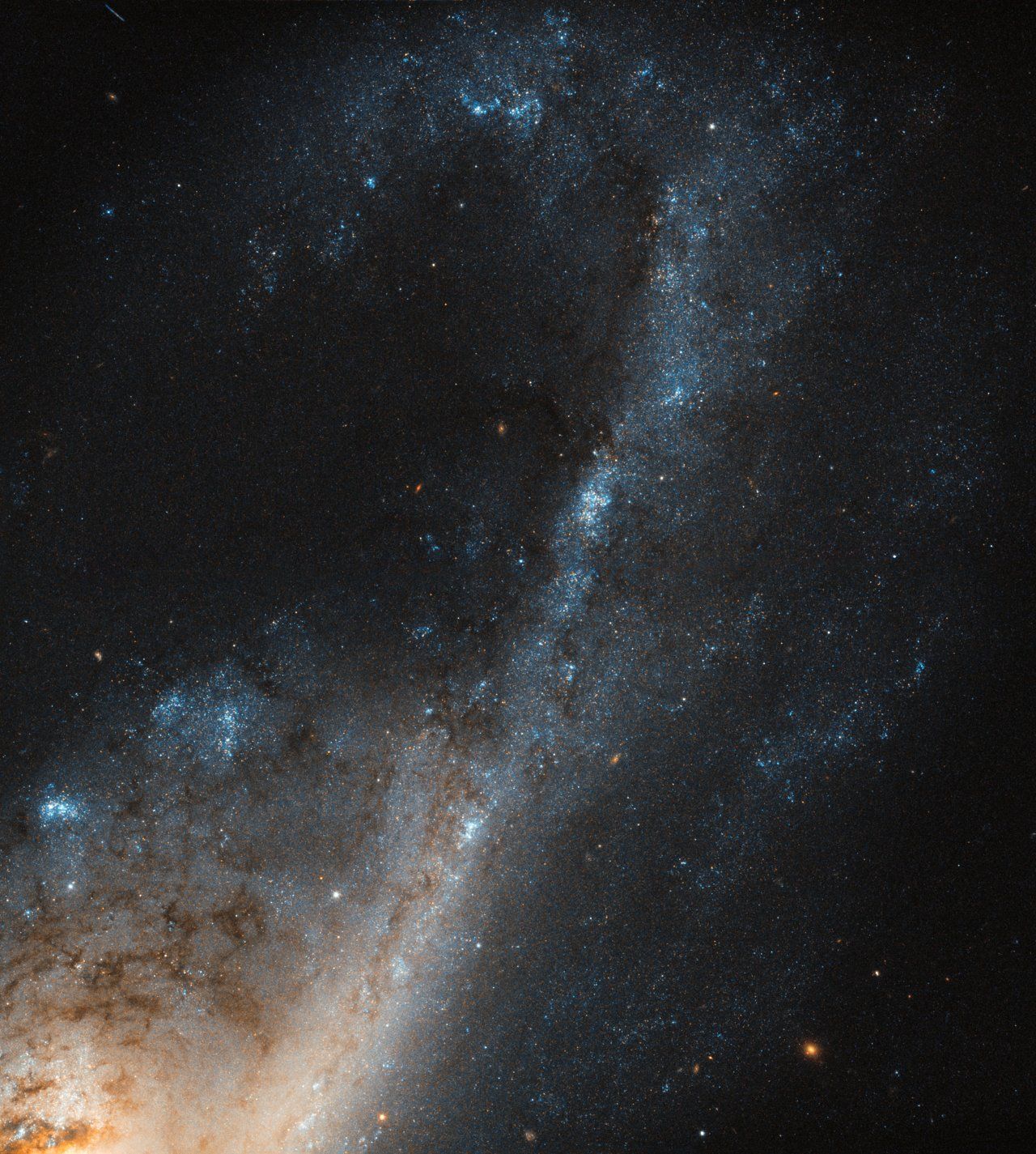 1280x1425 Hubble Sees Starbursts in Virgo