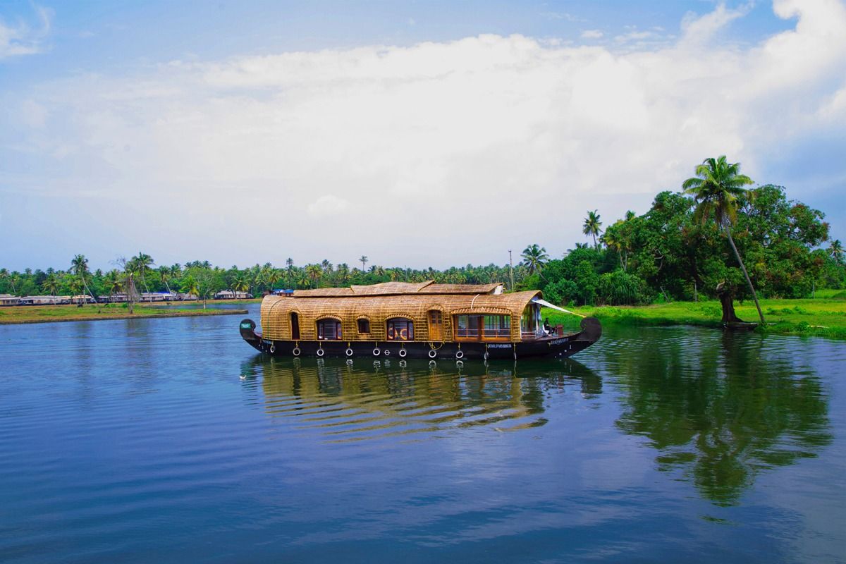 1200x800 bedroom premium houseboat A202