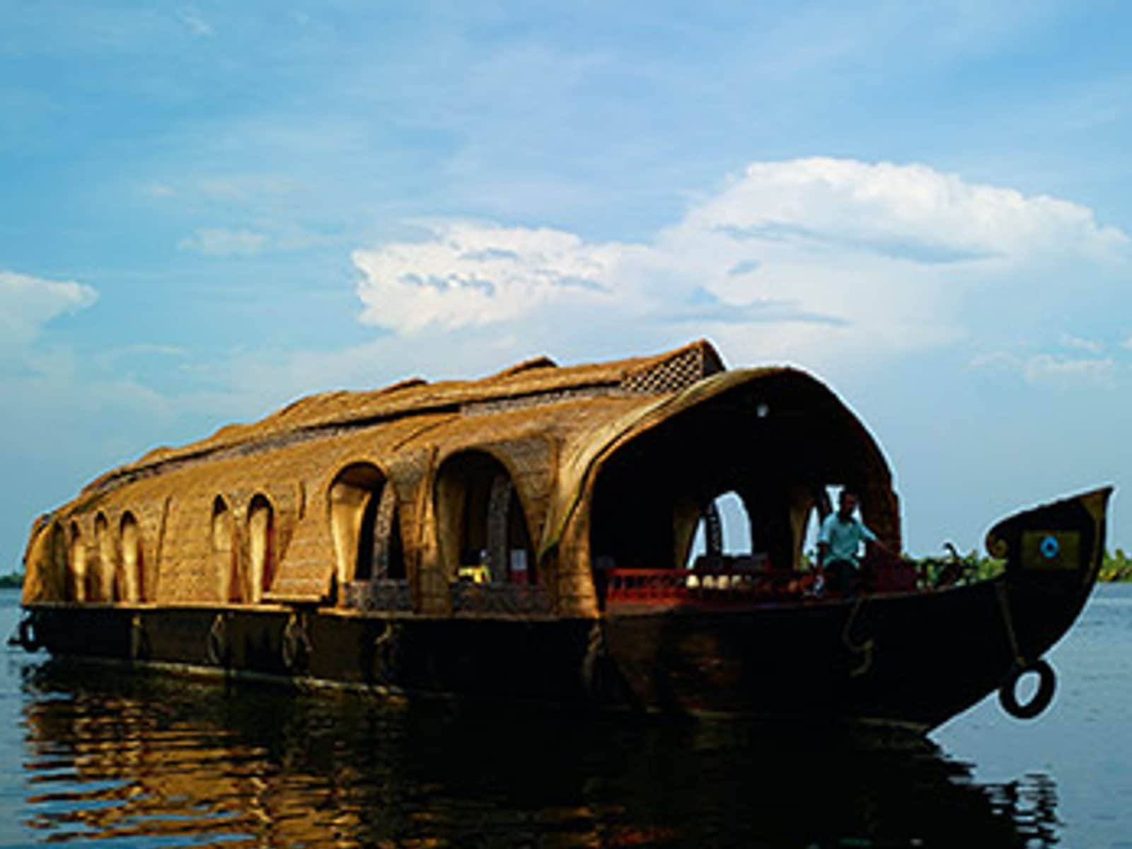 1600x1200 AP Tourist Dies After Houseboat Capsizes in Kerala Backwaters