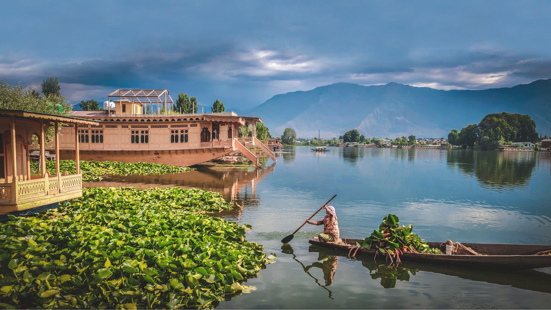 1920x1080 Luxurious Houseboats In Srinagar That Are Floating In Fantasy