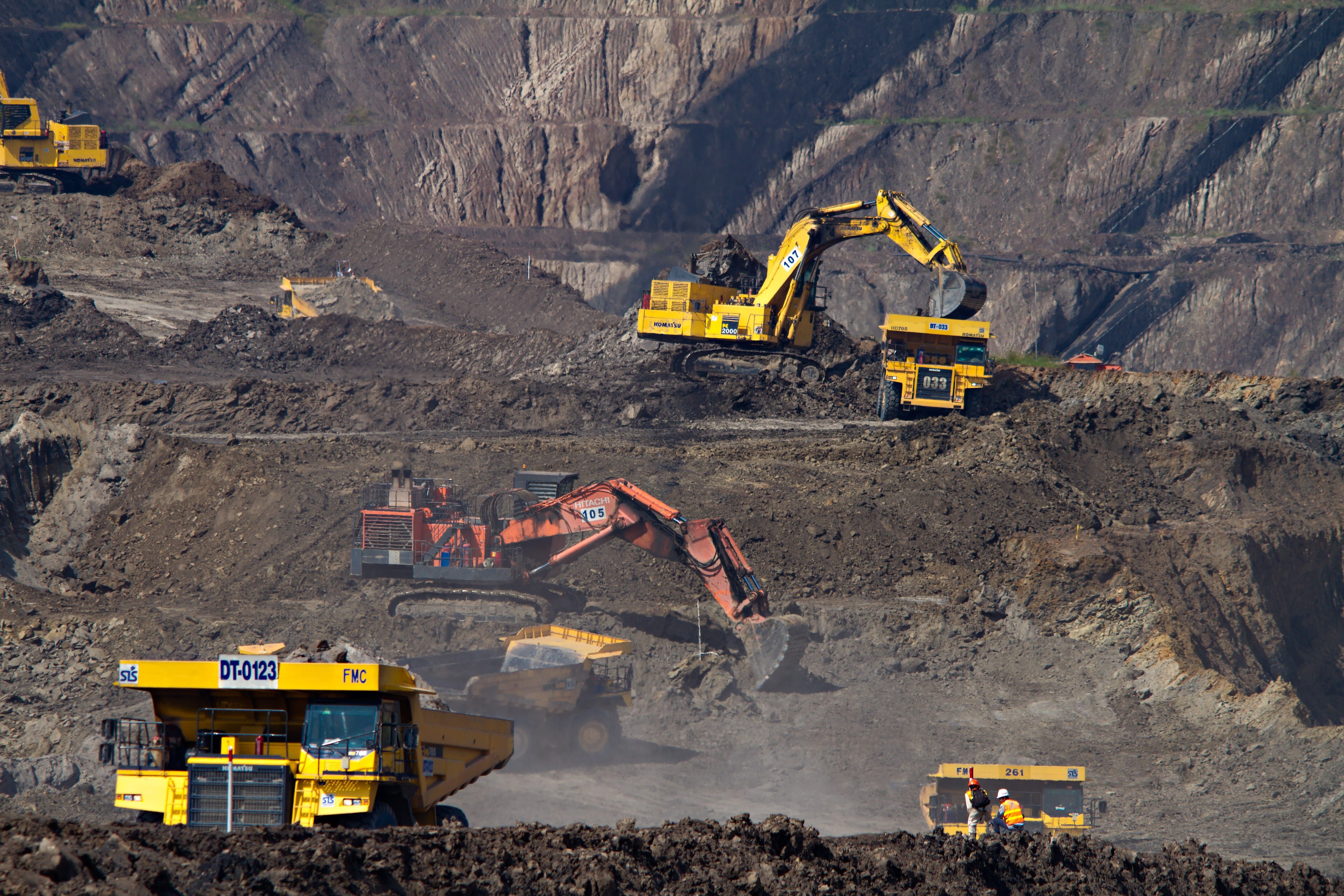 5184x3456 Wallpaper / dirt, 5K, mining, tarmac, area, coal mine, excavator, construction vehicle, asphalt, industry, construction site, tractor, photography, indonesia, kalimantan free download