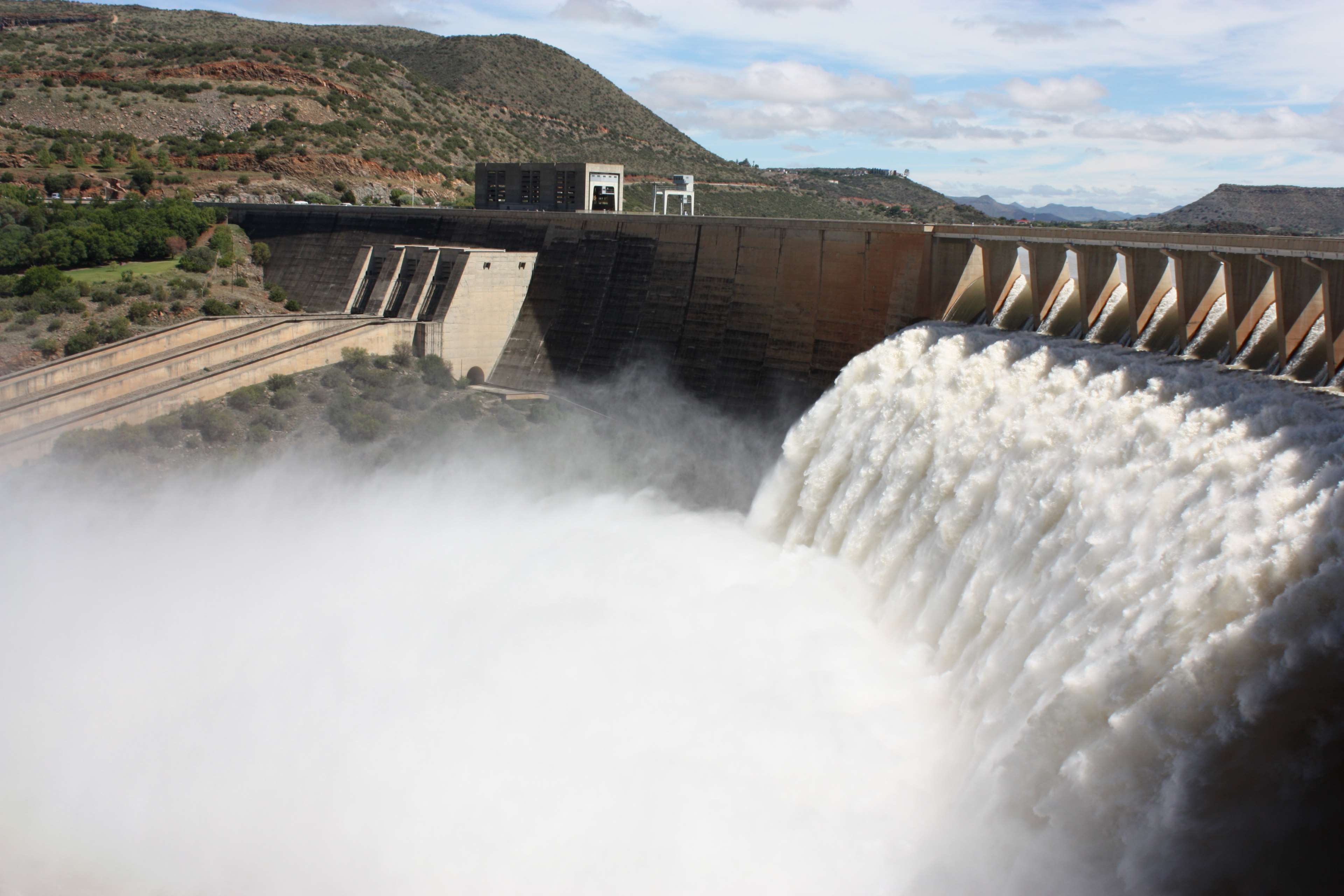 3840x2560 dam, gariep, rain, wall, water 4k wallpaper