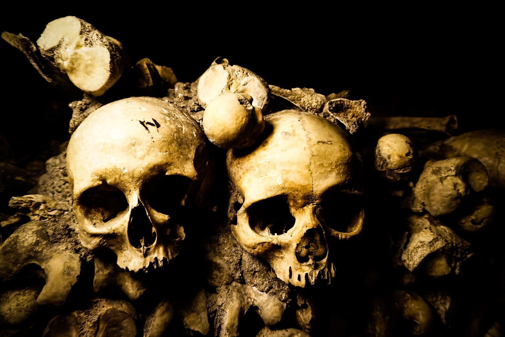2000x1333 Paris Catacombs: Illegal Tunnels vs Tourist Attraction's Crypt