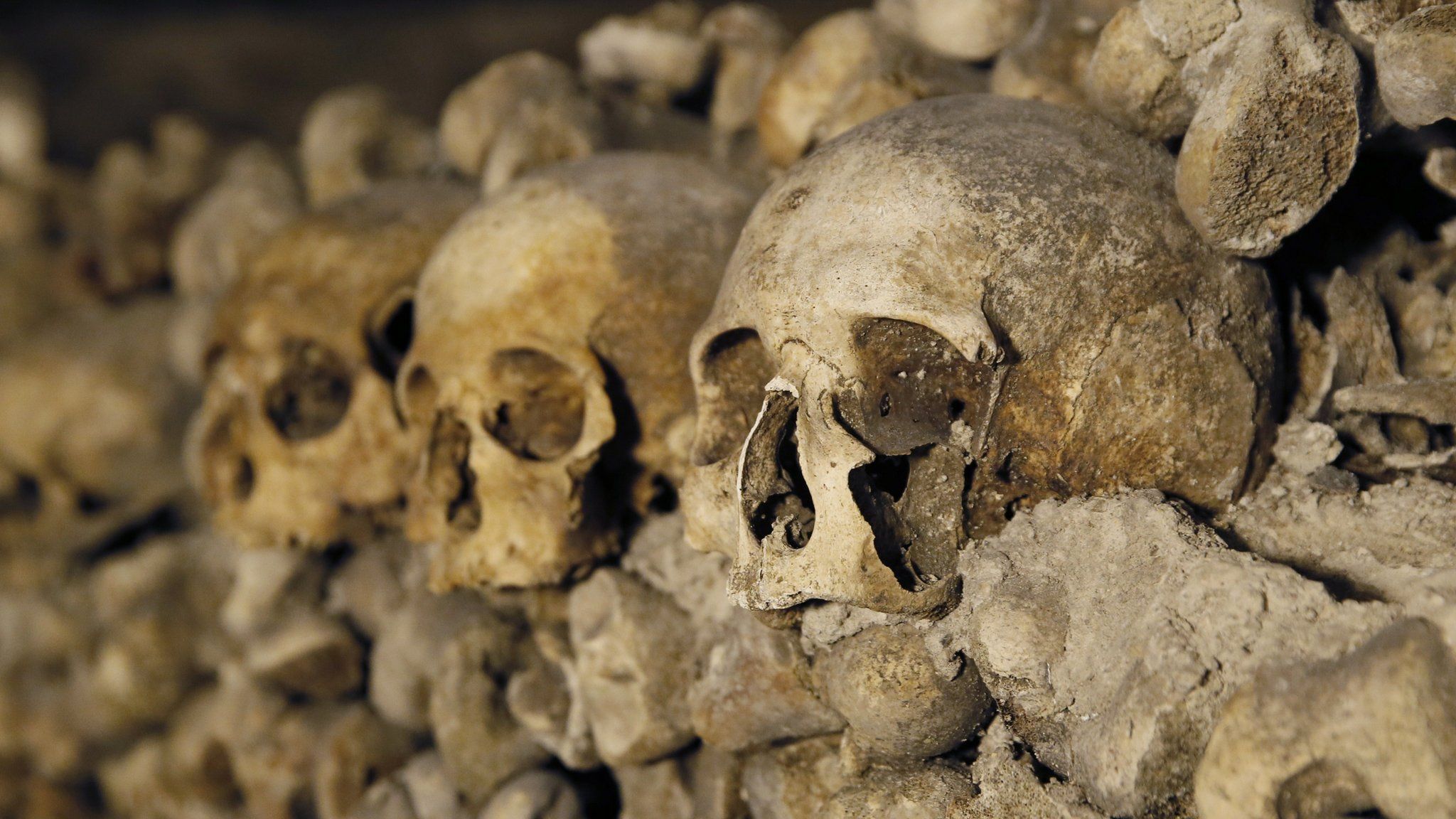 2048x1152 Paris catacombs: Missing boys rescued after three days