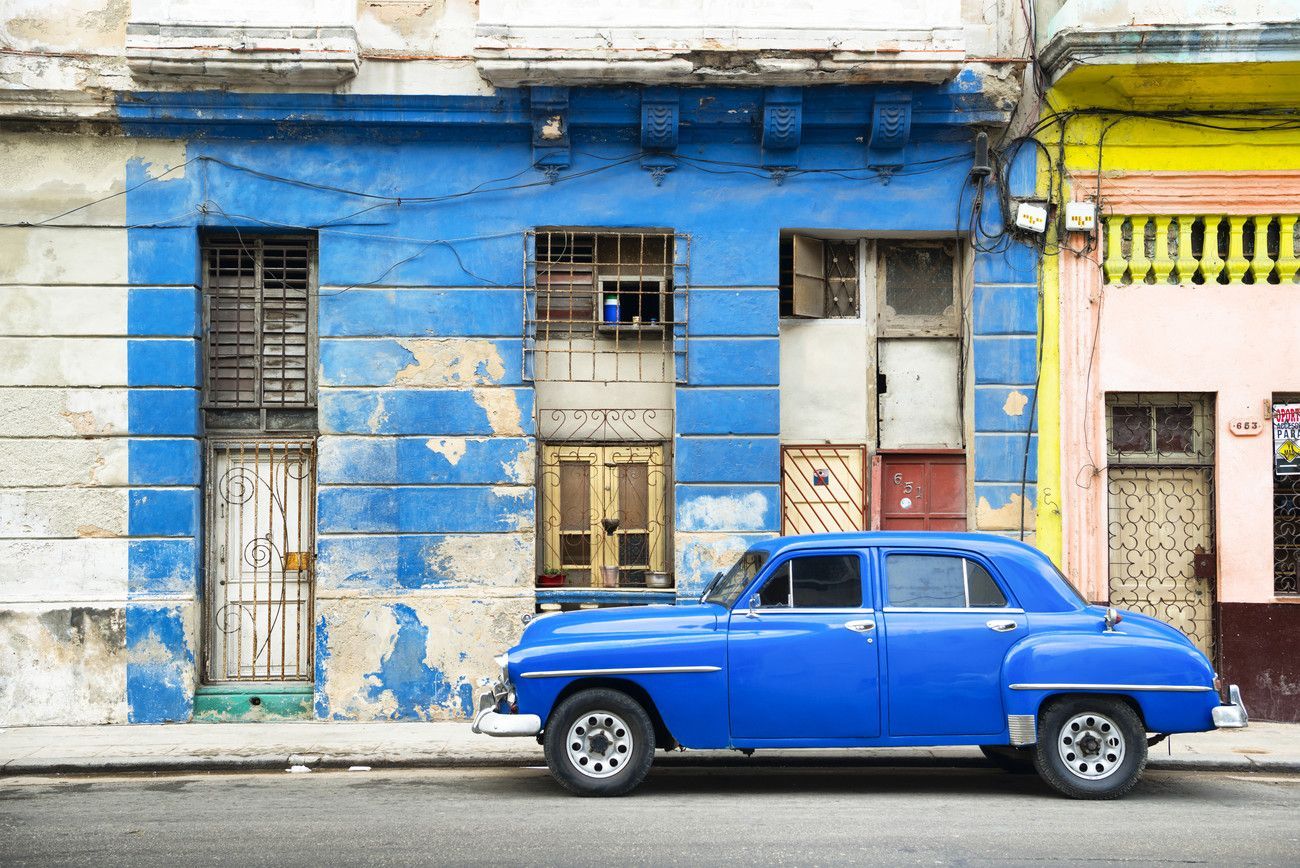 1300x868 Blue Vintage American Car in Havana Wall Mural