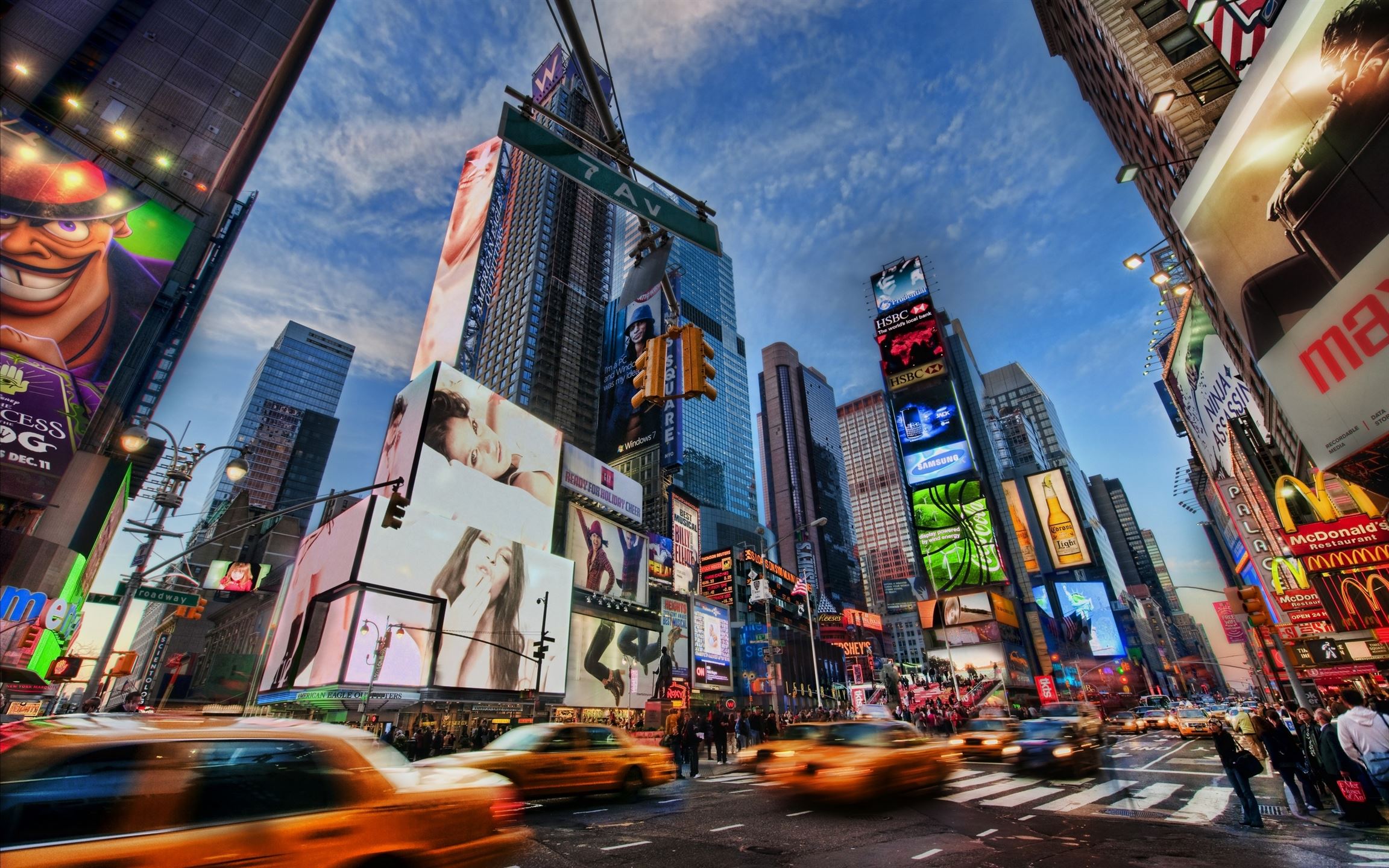 2304x1440 The bustling city MacBook Air Wallpaper Download