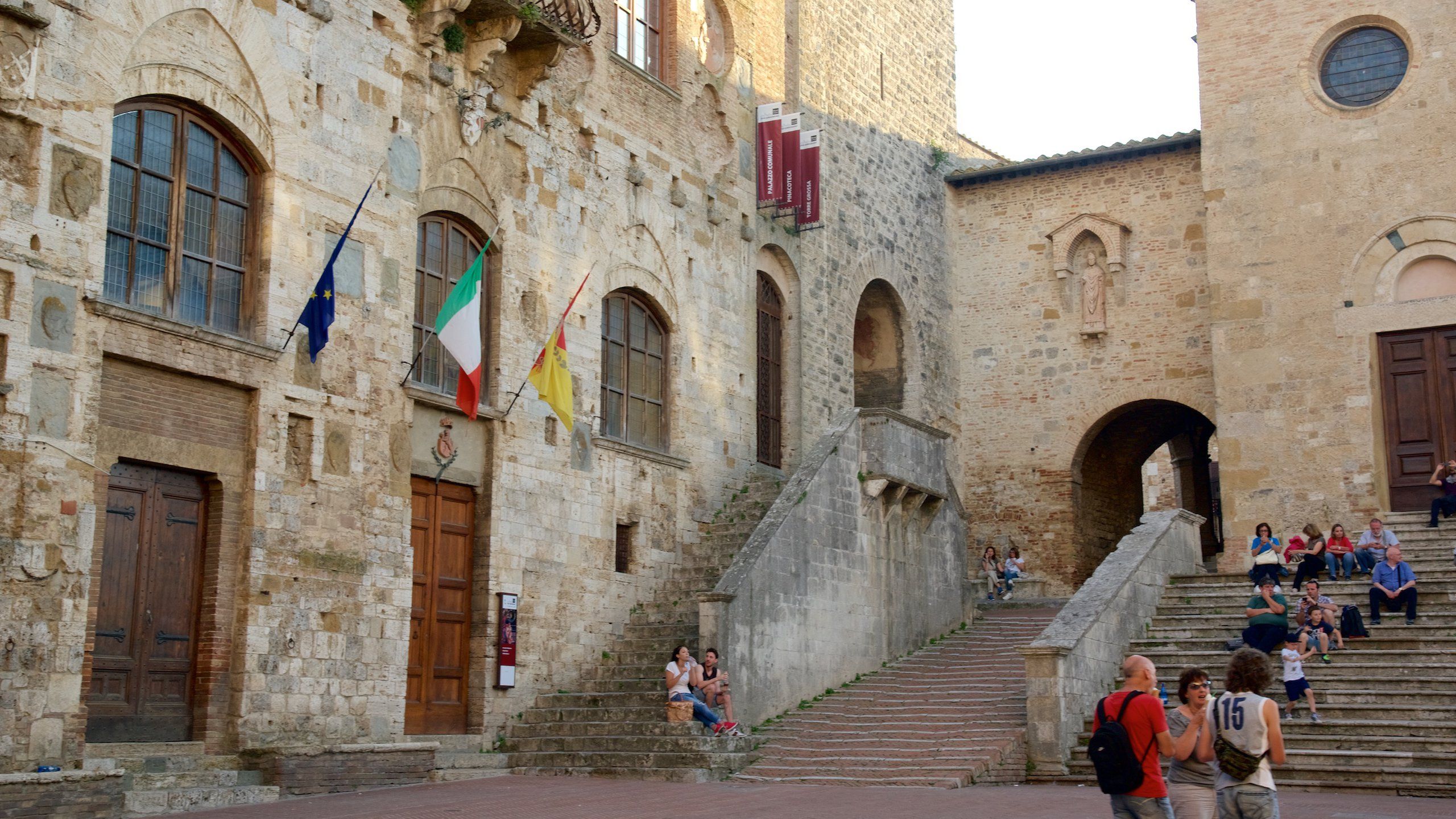 2560x1440 Piazza Duomo in San Gimignano City Centre and Activities