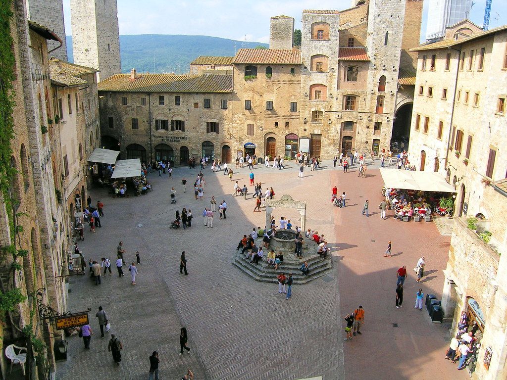 1024x768 Piazza della Cisterna, San Gimignano (II). View of the Piaz