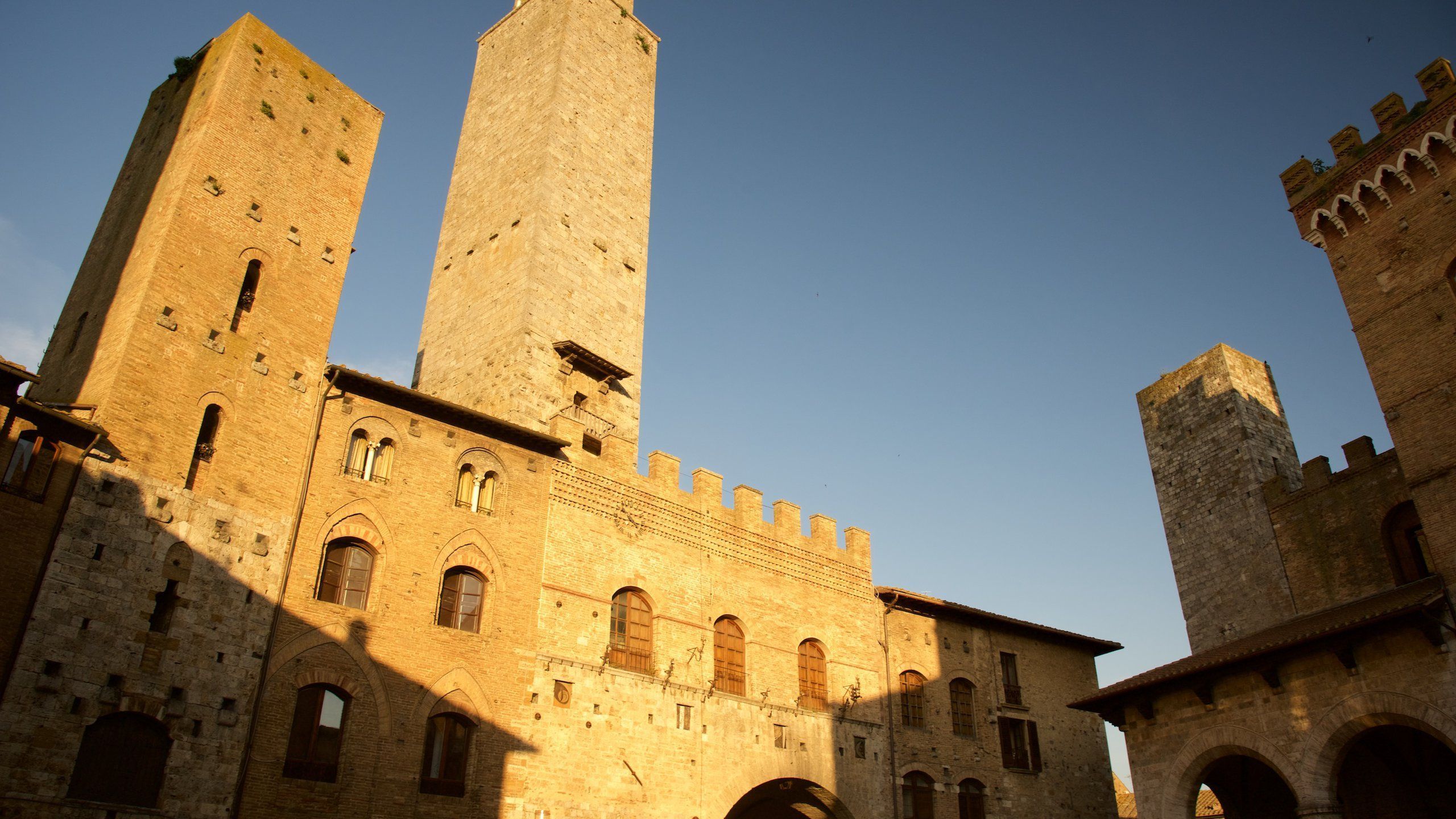2560x1440 Piazza Duomo in San Gimignano City Centre and Activities