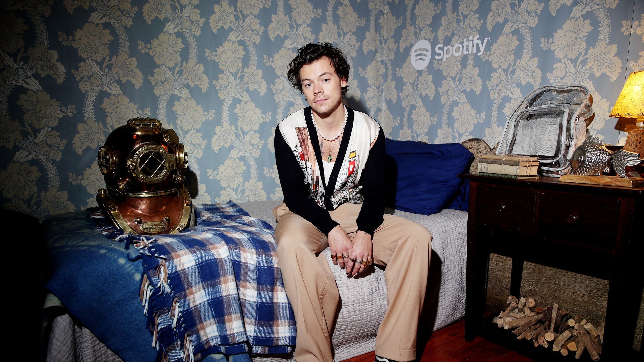 2560x1440 Harry Styles: His New Music Video Is Giving Us Serious Bedding Inspo