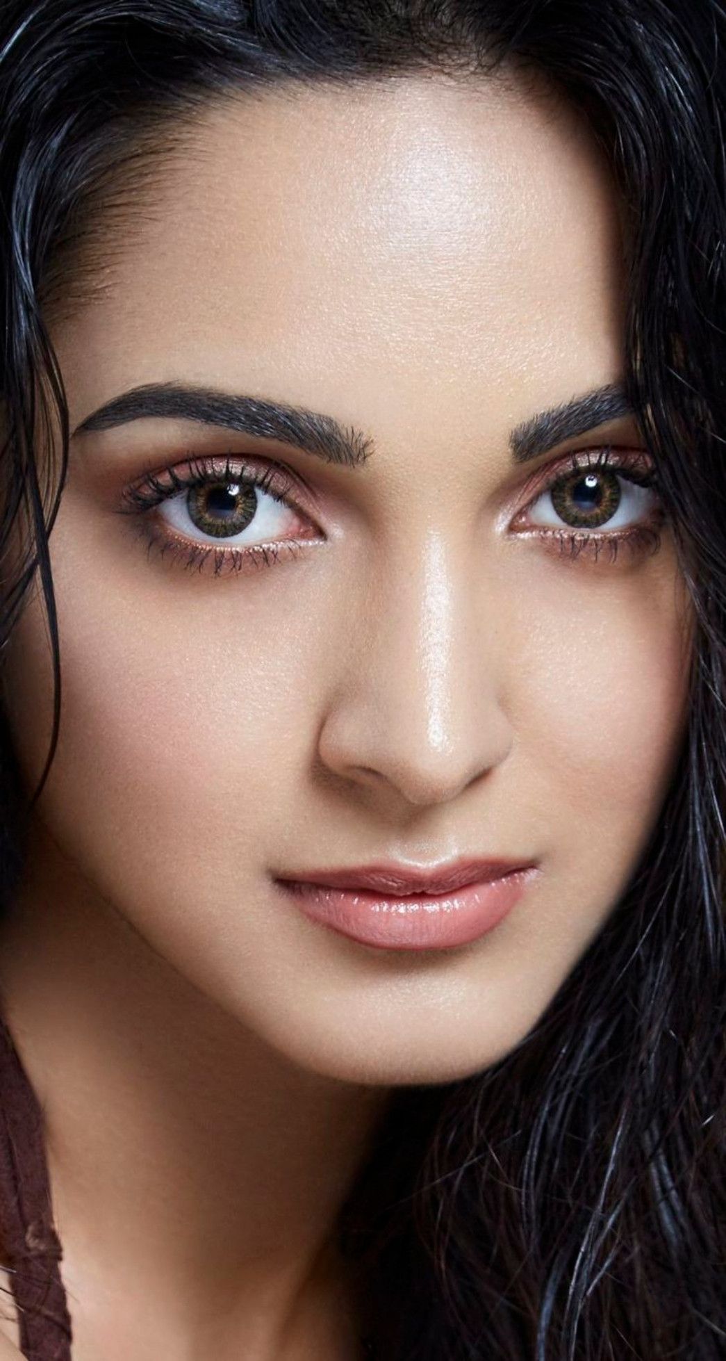 1045x1958 Kiara Advani Wallpaper Download