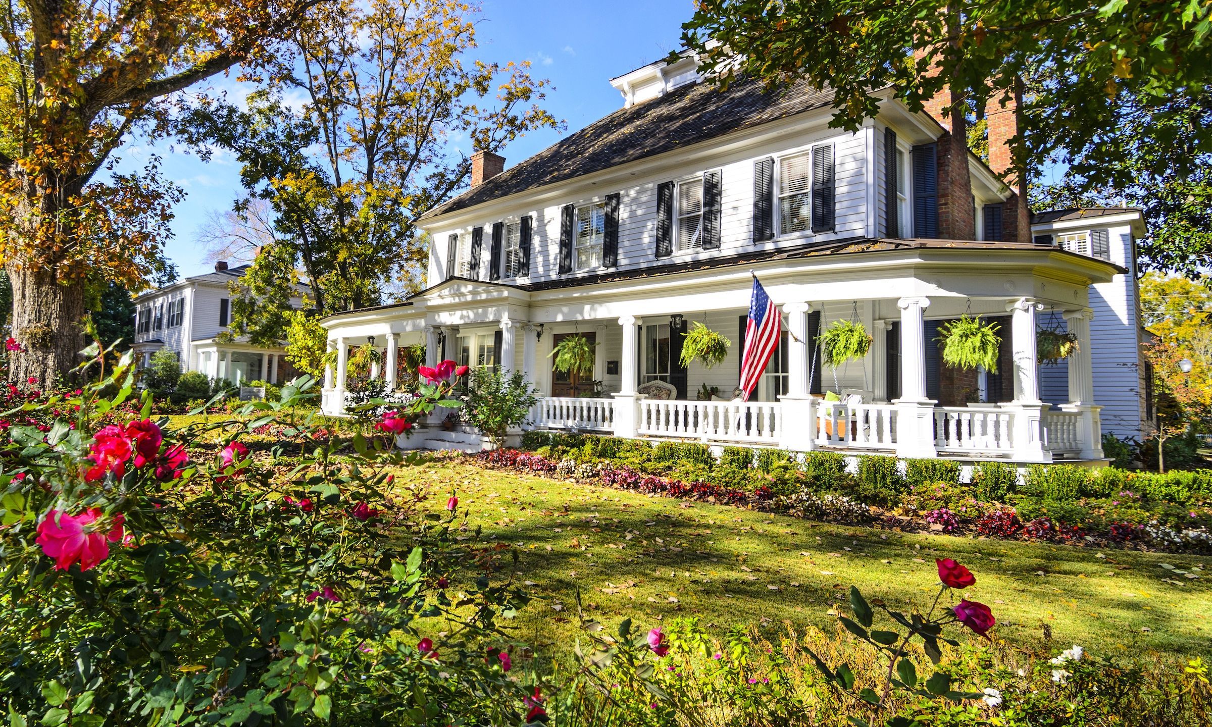 2400x1440 Download 2400x1440 American House, Garden, Flowers, Buildings Wallpaper