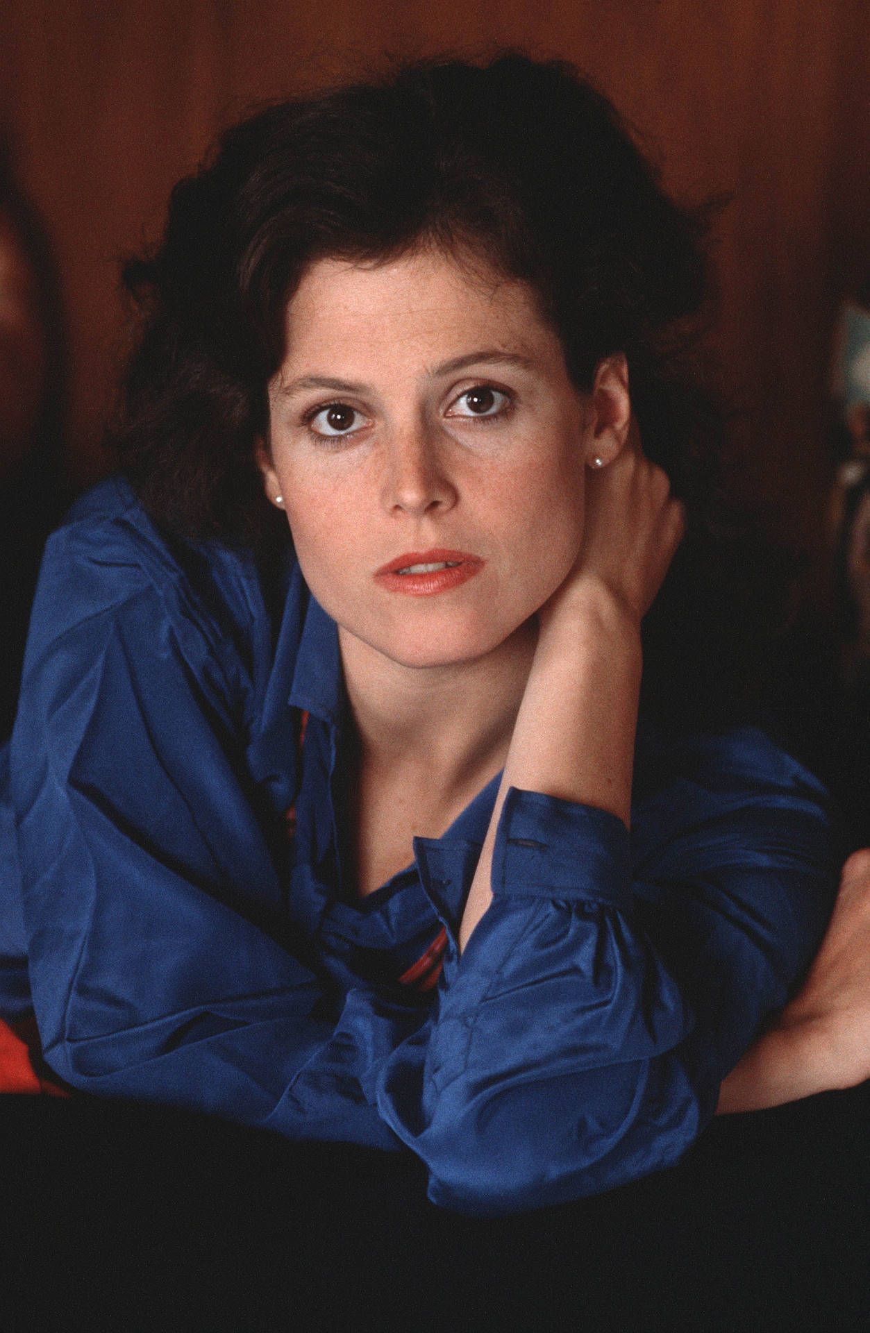1253x1920 Download Sigourney Weaver Sci Fi Actress Wallpaper