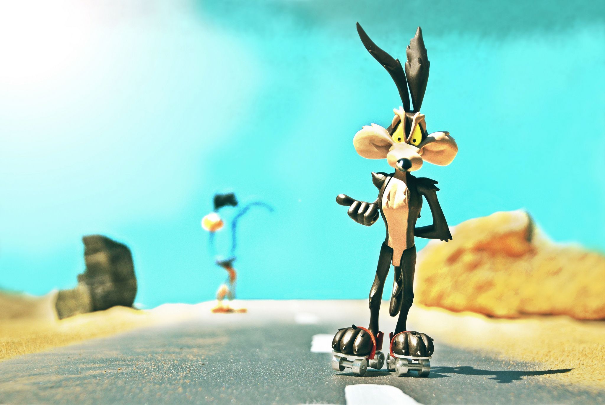 2048x1372 Download wallpaper road, the sun, desert, cartoon, shadow, Looney Tunes, Road Runner, Wile E. Coyote, section films in resolution 2048x1372