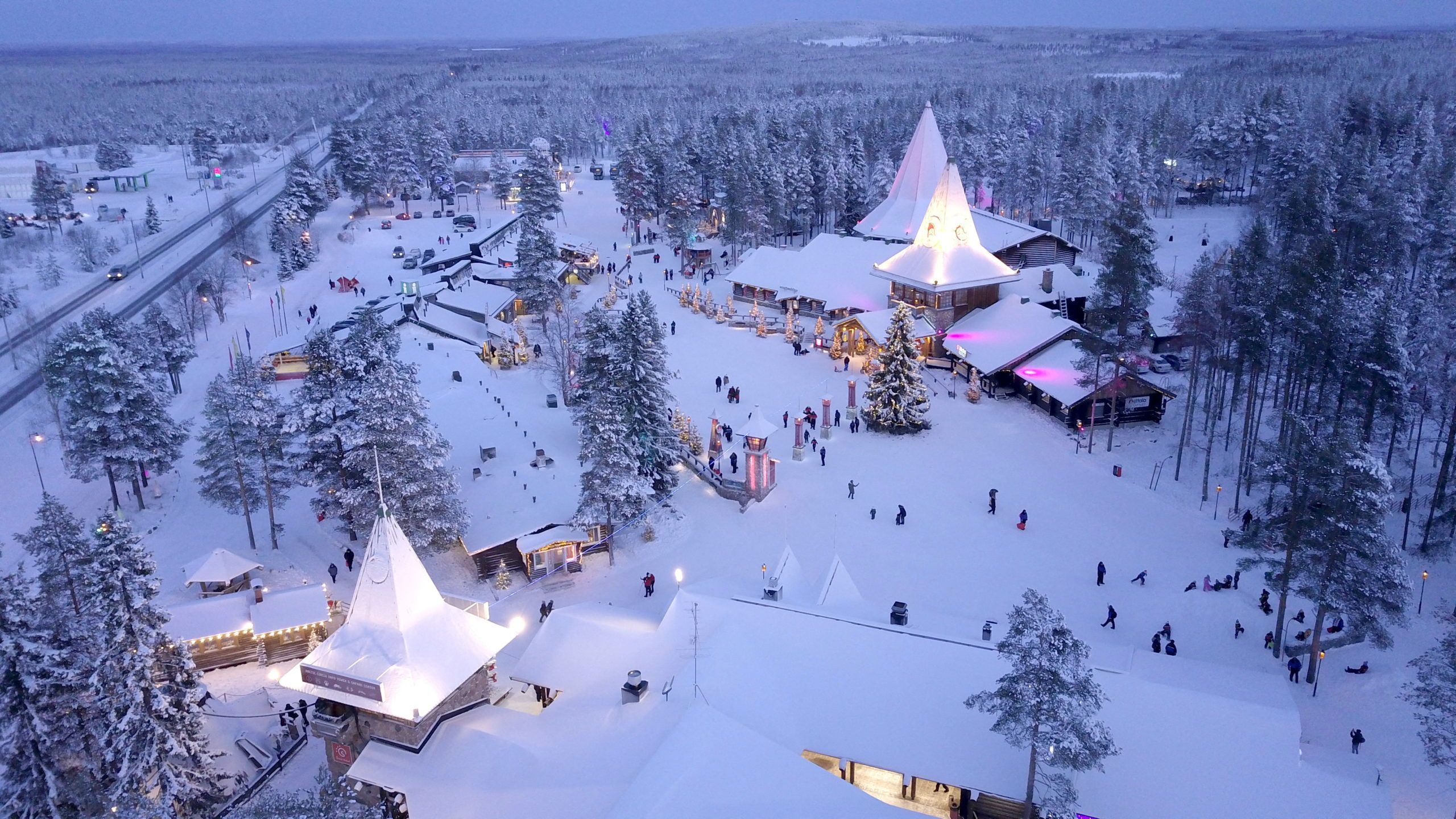 2560x1440 Despite COVID, tourists are returning to Northern Finland seeking Santa Claus