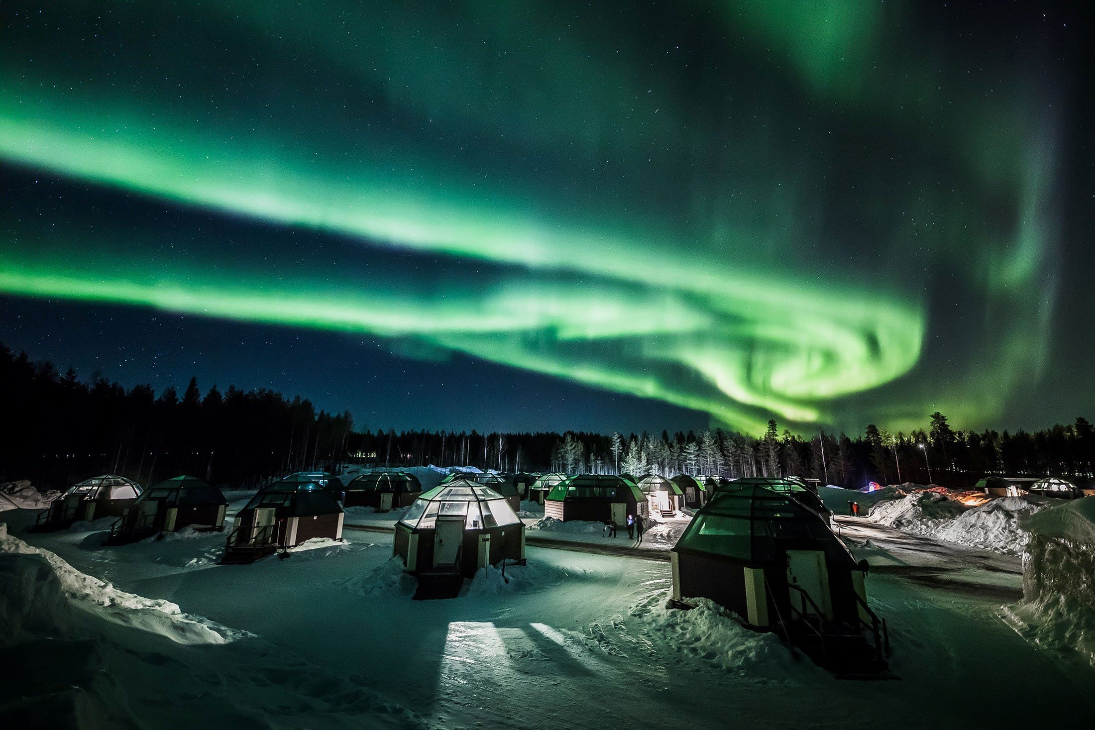 2200x1467 Aurora borealis: Northern lights grace the skies