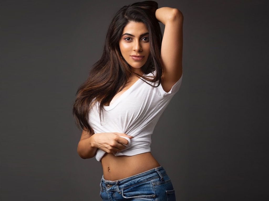 1024x768 Nikki Tamboli HD Wallpaper. Latest Nikki Tamboli Wallpaper HD Free Download (1080p to 2K)