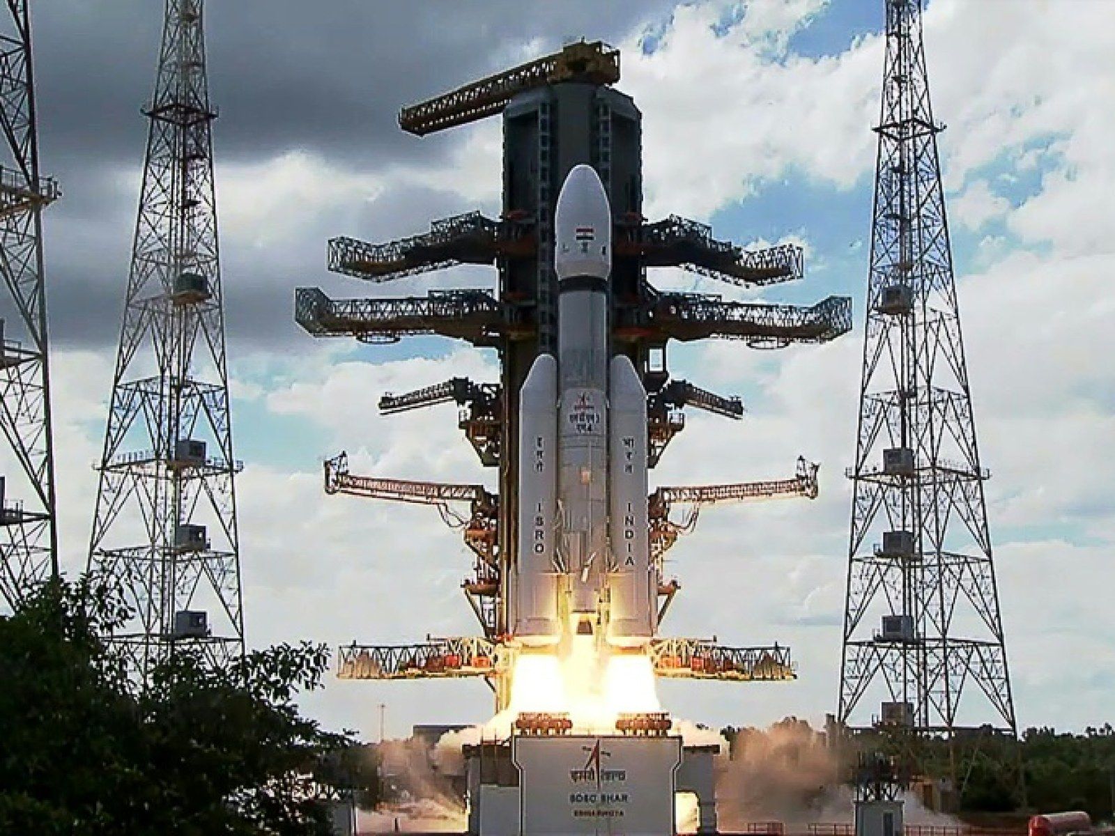 1600x1200 Chandrayaan 3: Indian Space Agency Shares New Video Of Rover Rolling Onto Moon's Surface