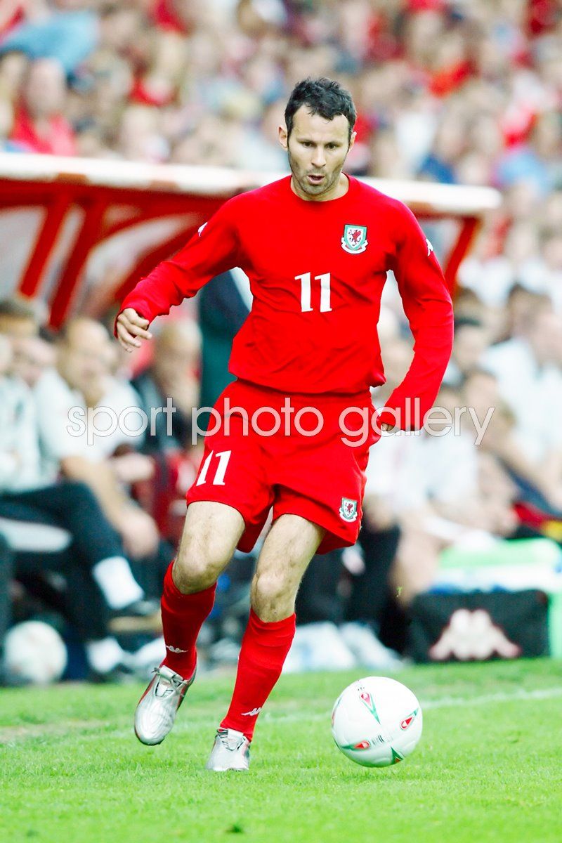 800x1200 Ryan Giggs Wales action Image