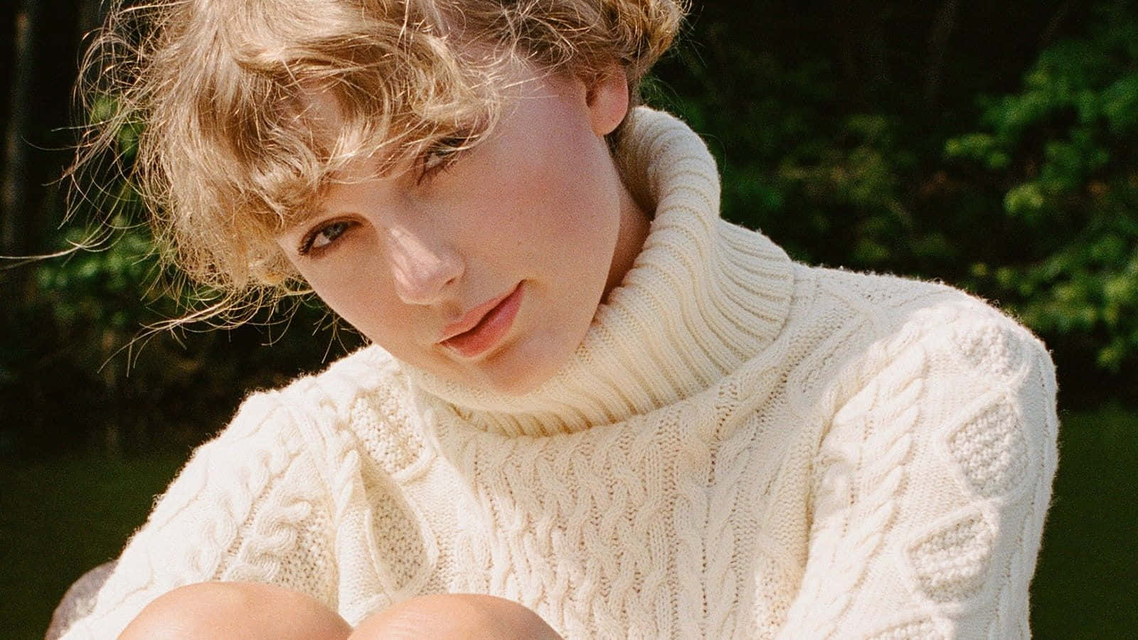 1600x900 Download Taylor Swift Folklore Wearing White Cardigan Wallpaper