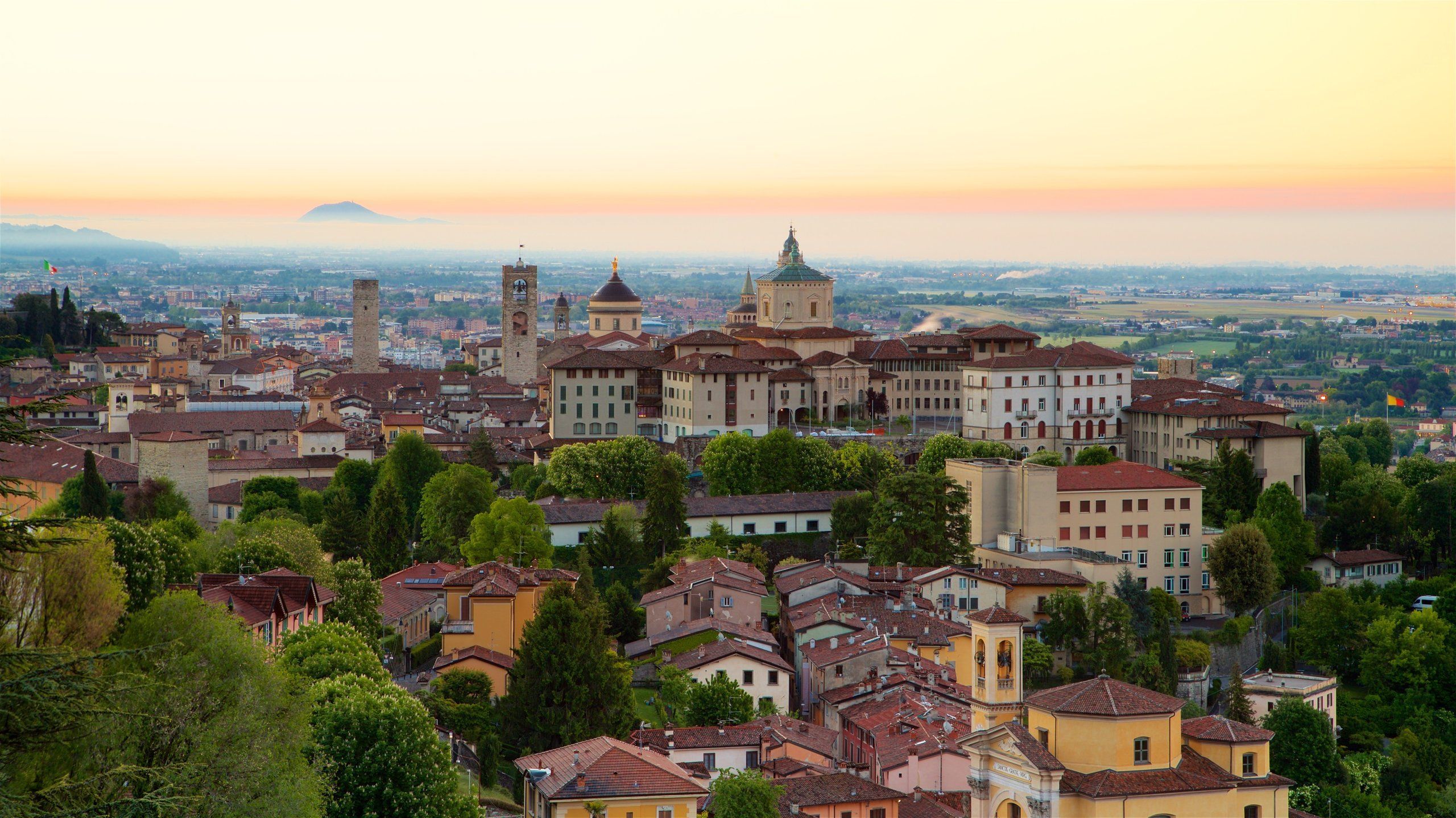 2560x1439 Visit Bergamo: 2023 Travel Guide for Bergamo, Lombardy