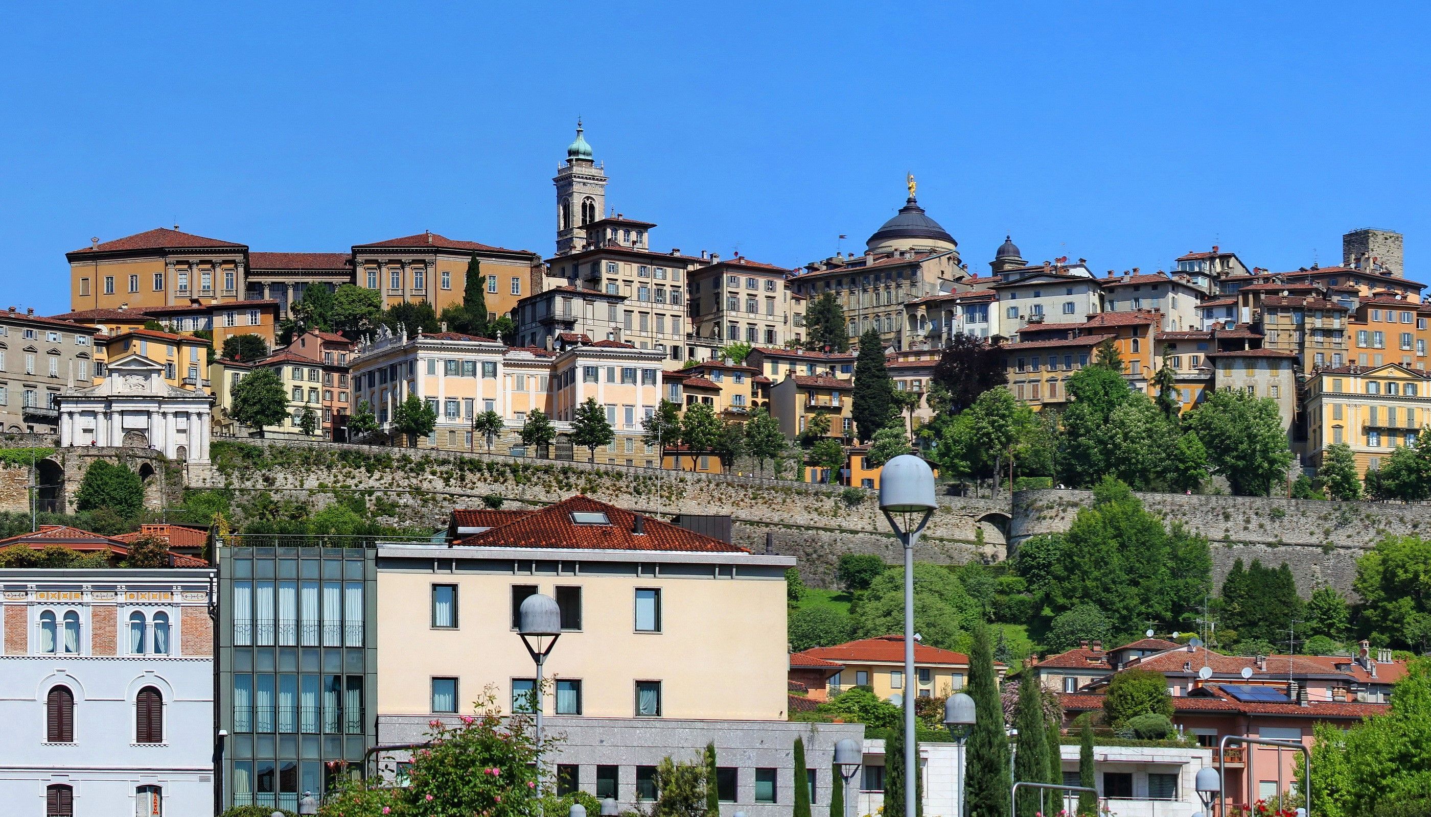 2800x1600 Bergamo, Italy, Houses Gallery HD Wallpaper