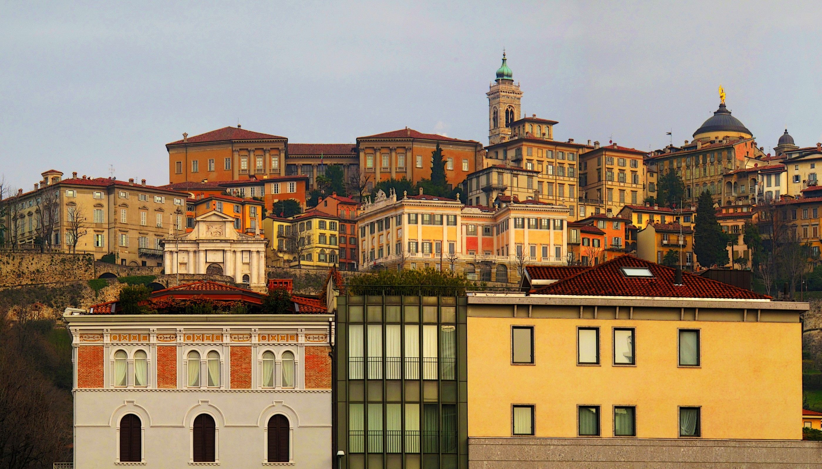 2800x1600 Bergamo, Italy, Houses Gallery HD Wallpaper