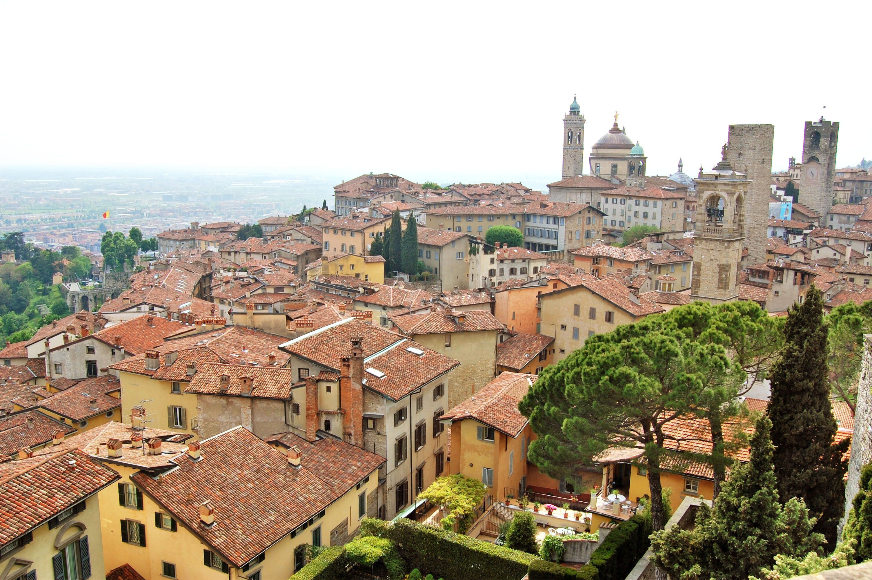 3008x2000 Houses on the mountain in Bergamo, Italy Desktop wallpaper 1920x1080
