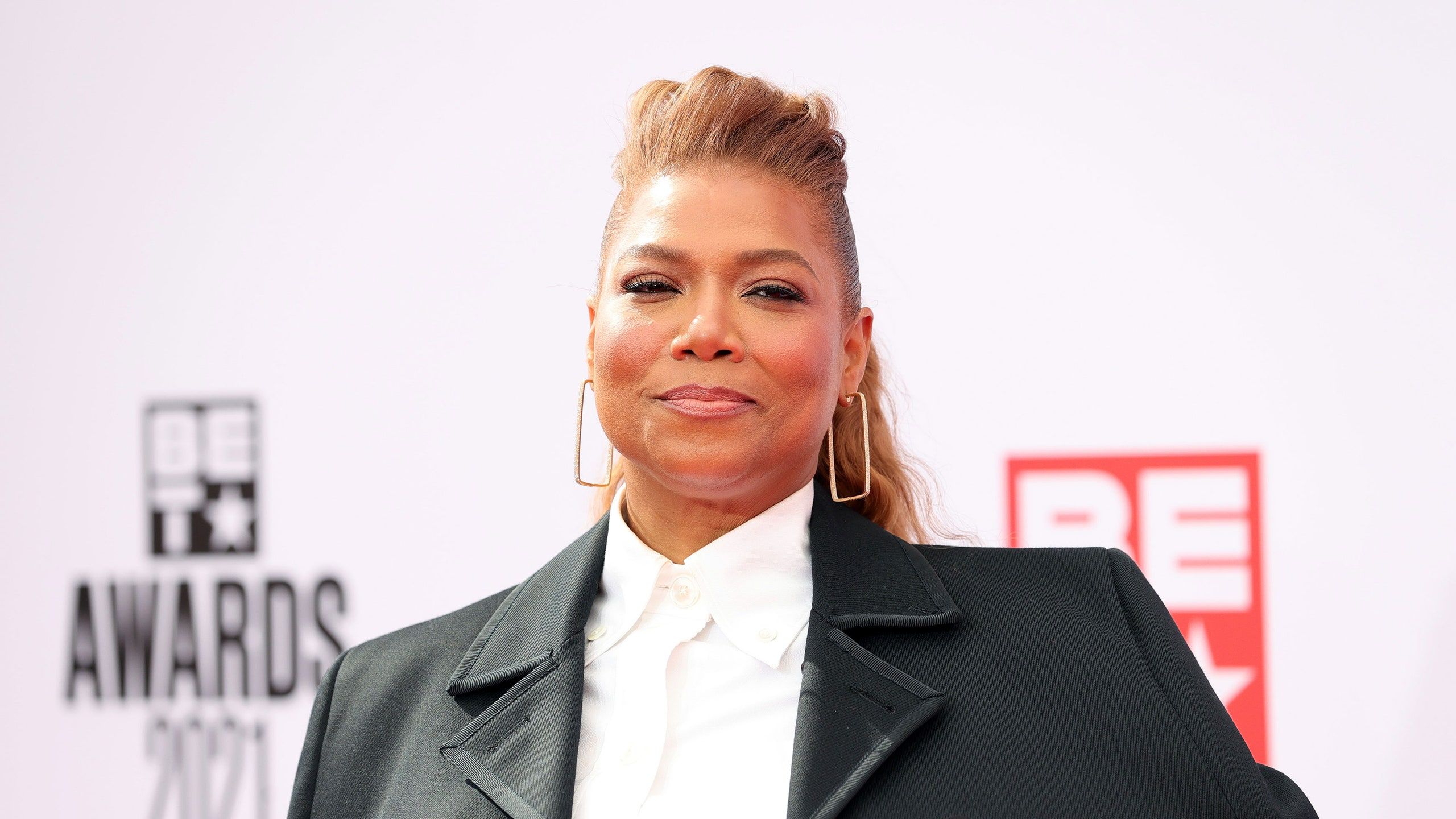 2560x1440 BET Awards: Queen Latifah Accepts Lifetime Award in $6 False Lashes