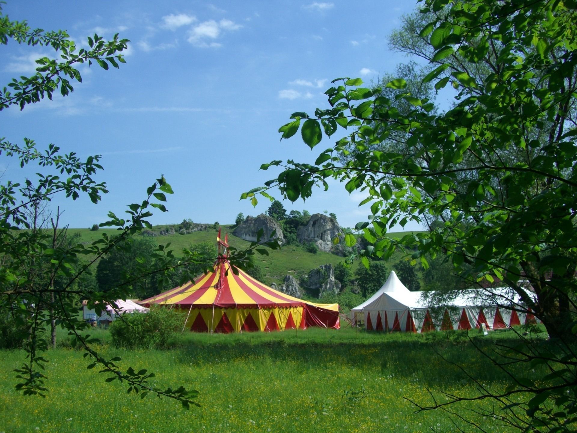 1920x1440 Distant view of the circus tent in a green meadow free image download
