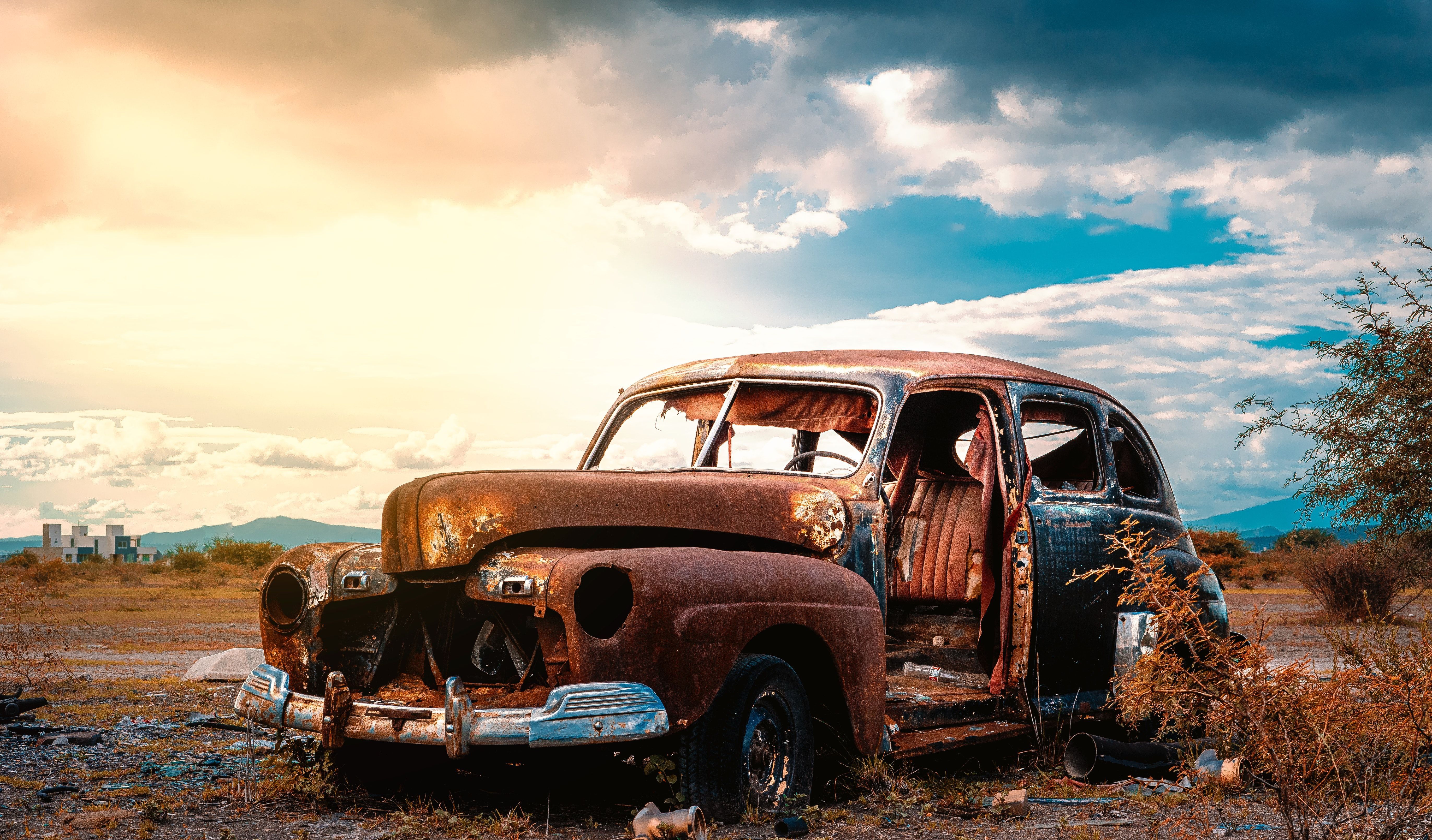 5486x3219 A Decaying Car on the Junkyard · Free