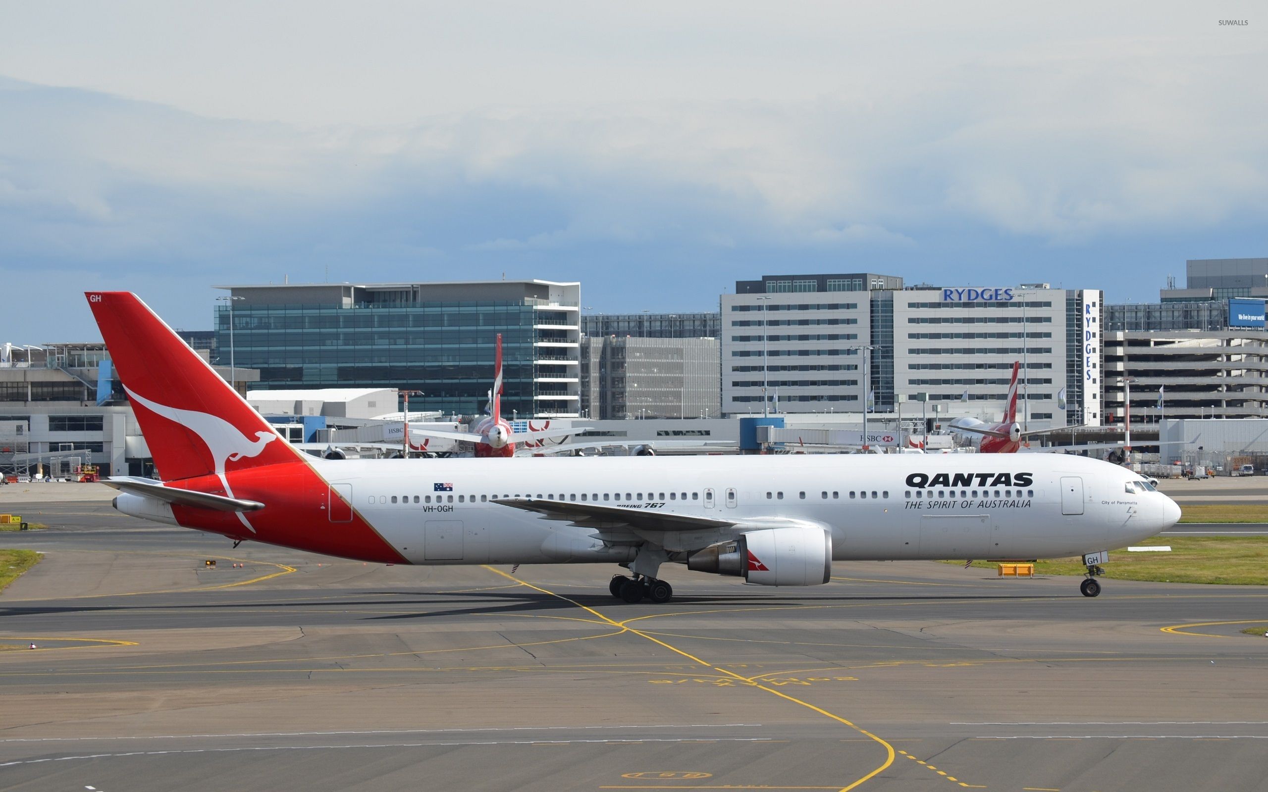 2560x1600 Boeing 767 on the airport track