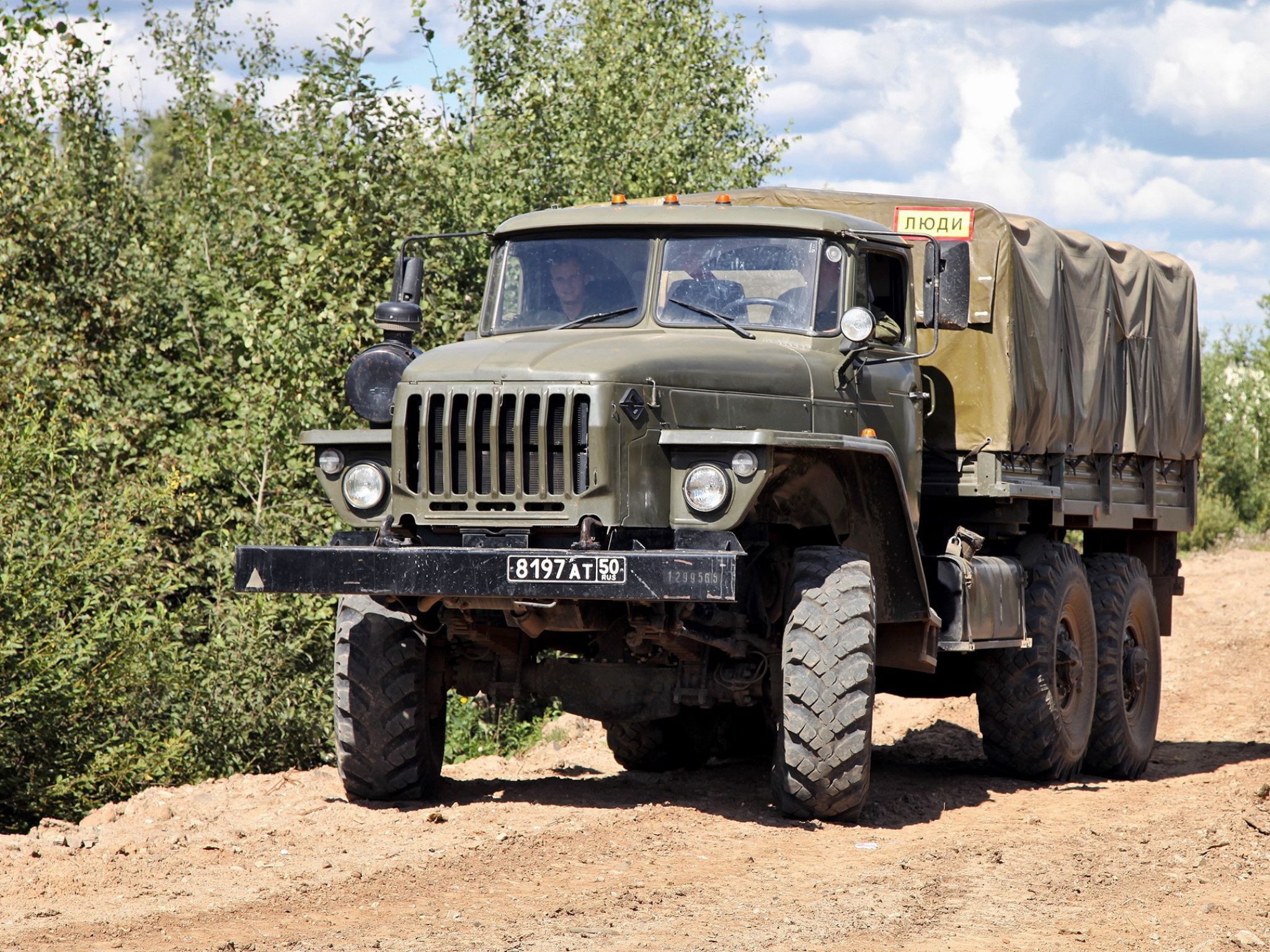 2048x1536 Wallpaper Brown and Green Military Truck, Background Free Image
