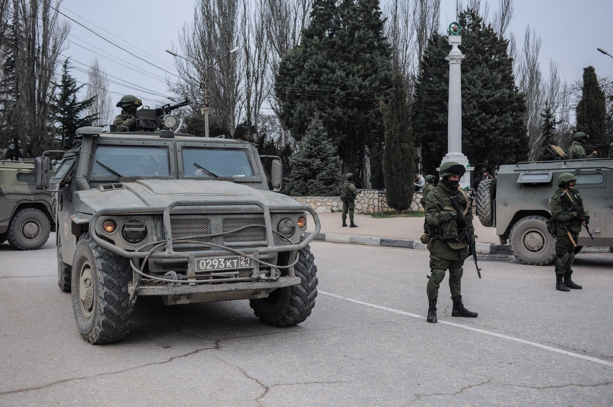 2048x1362 Wallpaper / government, plant, men, land vehicle, day, vehicle, road, full length, soldier, motor vehicle, tree, military, mode of transportation, uniform, car, one person free download