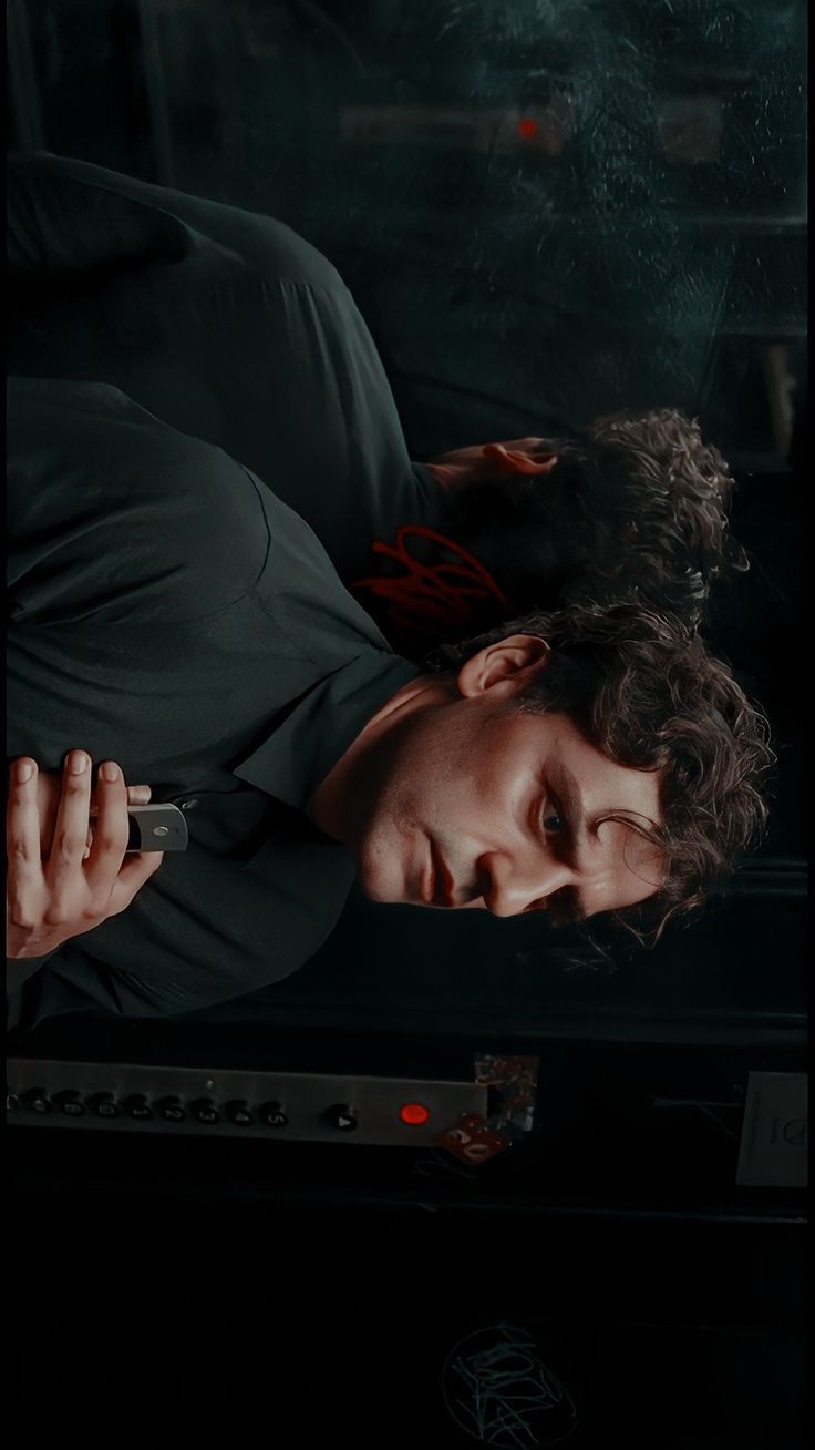 736x1308 Oscar Isaac Moon Knight Lockscreen