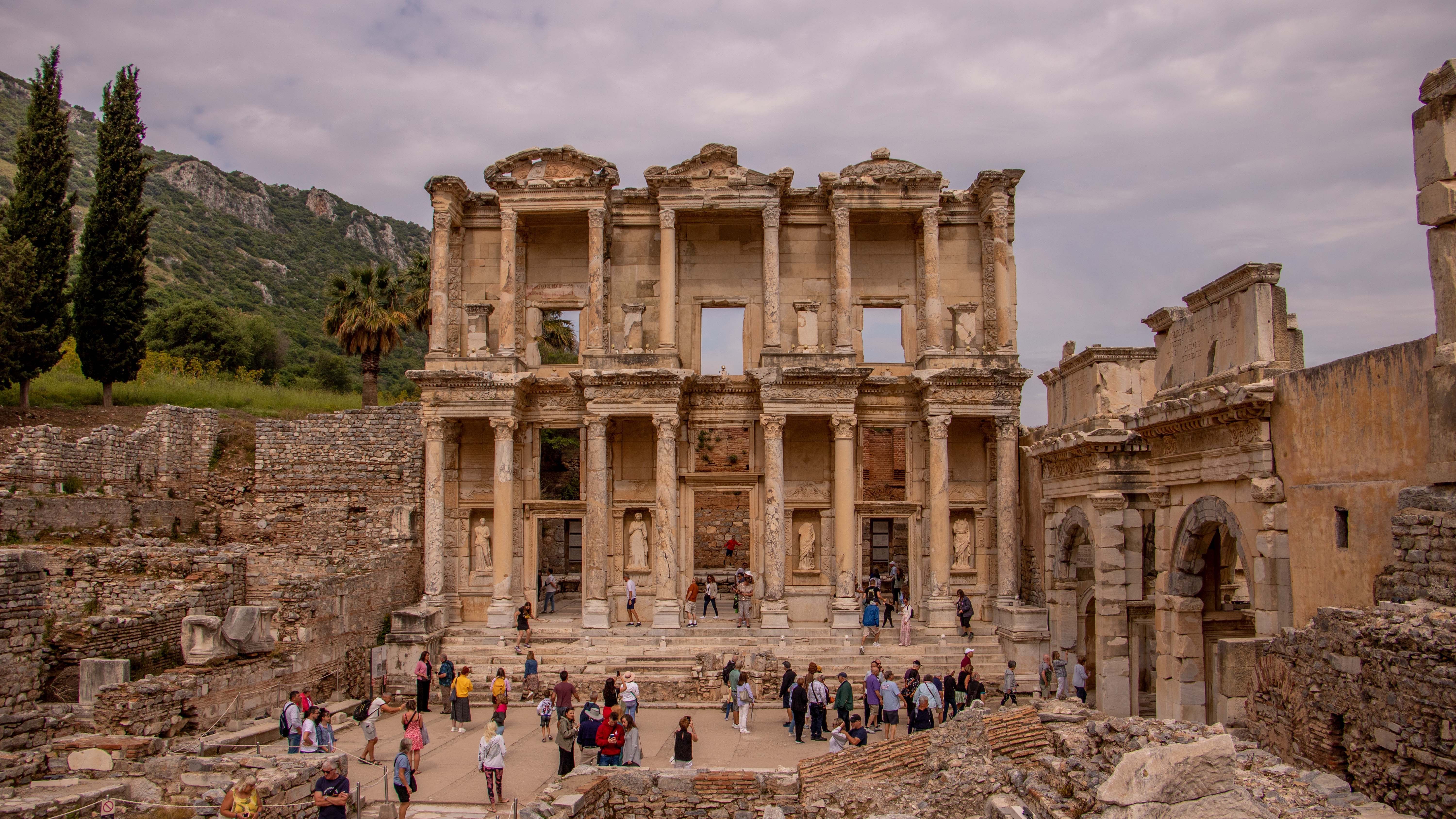 6000x3376 Ruins of the Ancient City of Ephesus in Izmir turkey · Free