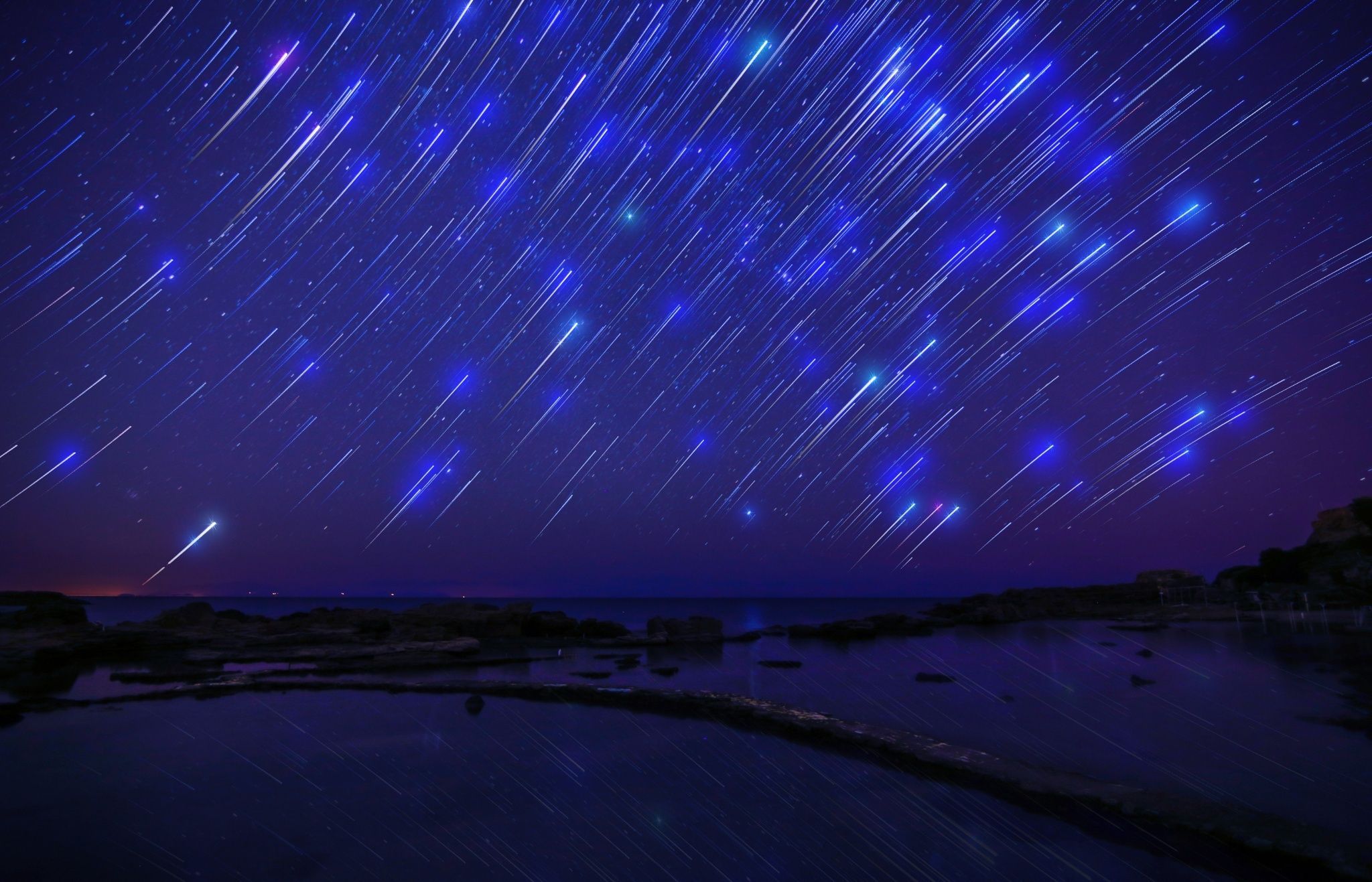 2048x1317 Download wallpaper sea, the sky, stars, night, darkness, sky, sea, night, darkness, Starfall, Shooting Stars, starfall, section landscapes in resolution 2048x1317