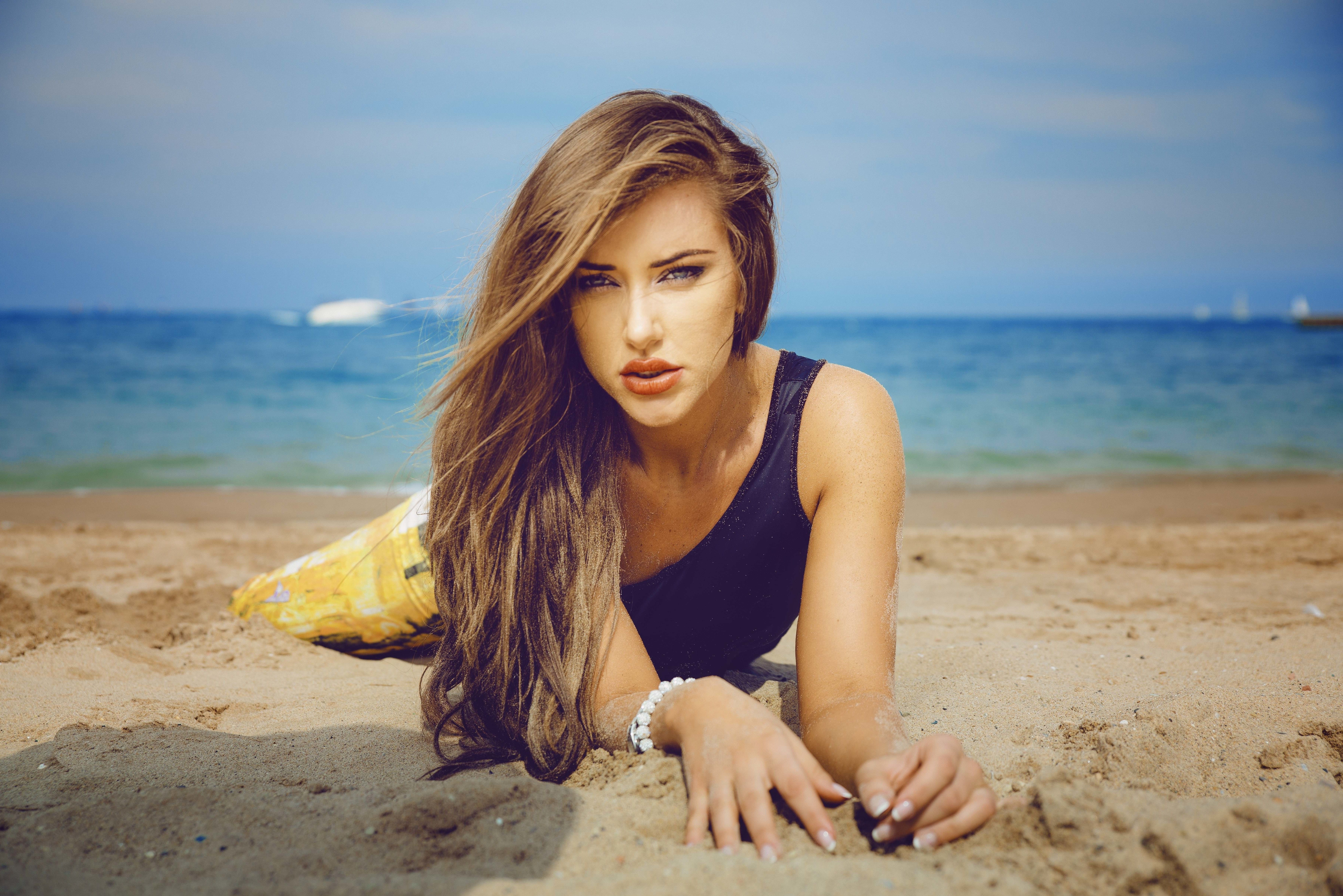 7225x4822 women, Beach