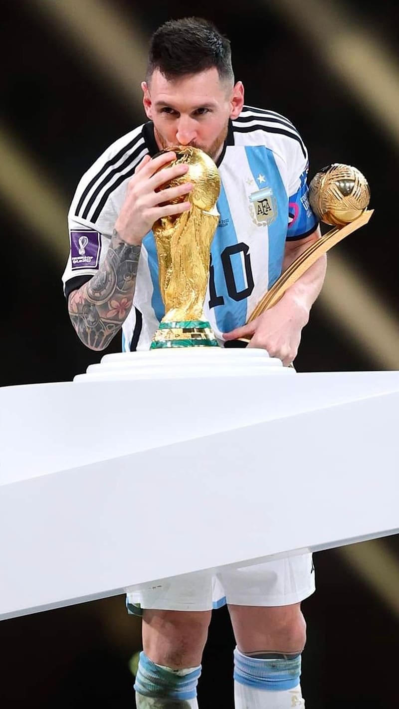 800x1422 4096x2304px, 4K free download. Messi Kissing The World Cup, messi, kissing the world cup, goat, footballer, HD phone wallpaper