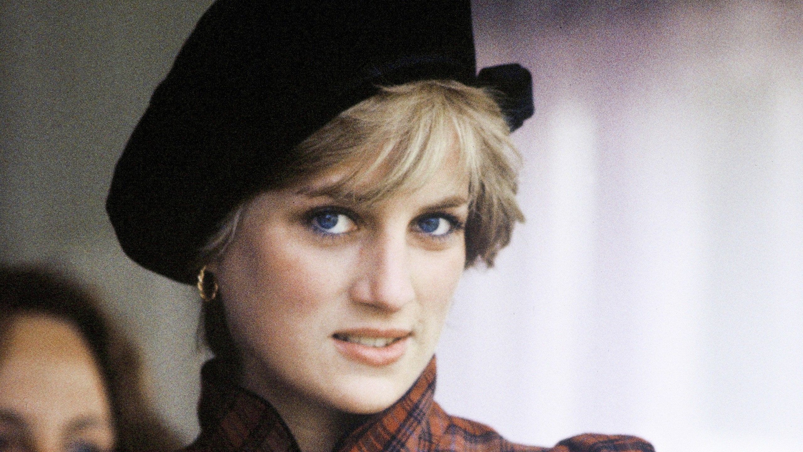 2560x1440 Princess Diana is the double of her grandmother in unearthed family photo at Althorp